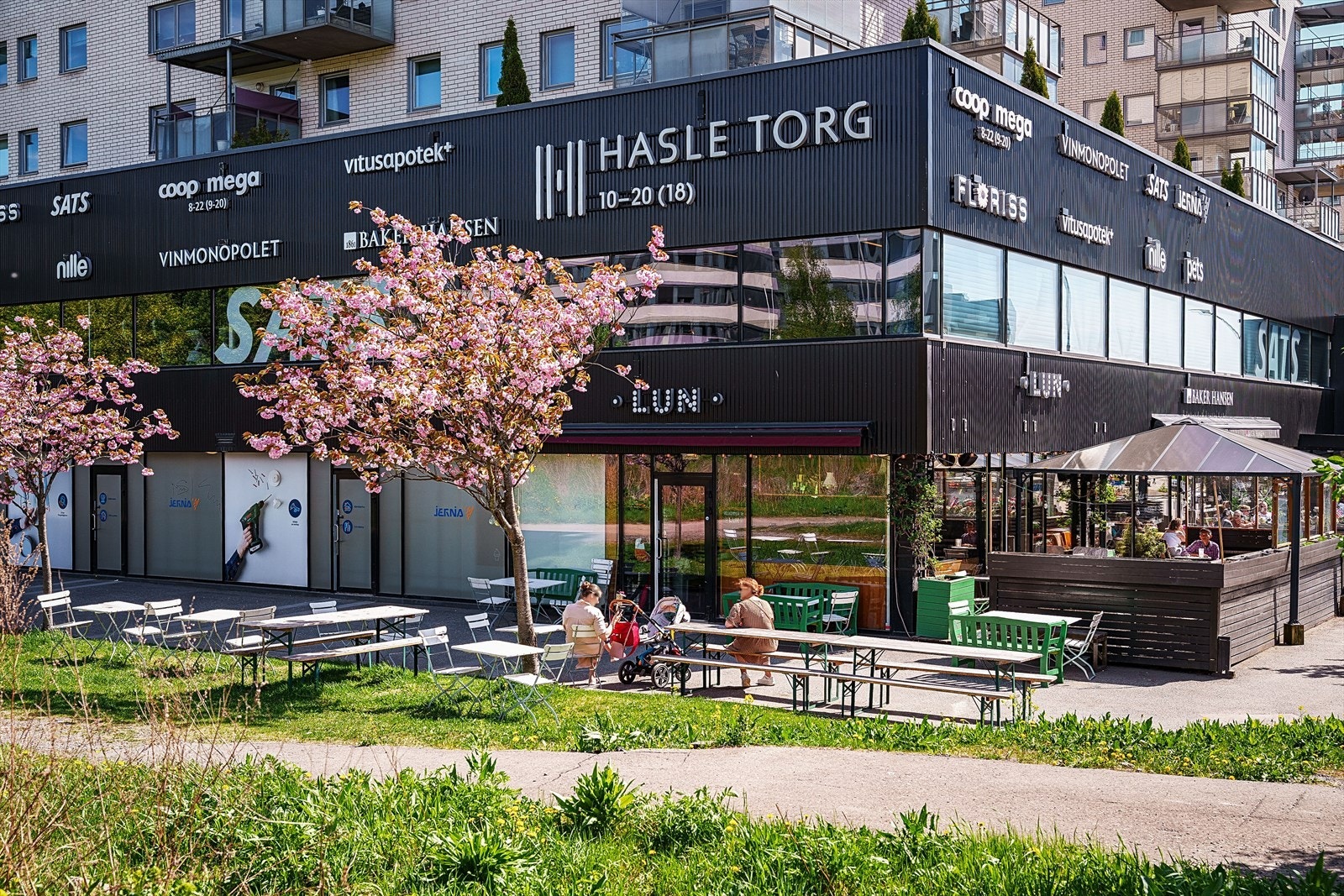 Ta heisen ned til Hasle Torg for enkel adkomst til alt du trenger i hverdagen. Her finner du butikker, serveringssteder og treningssenter samlet på ett sted. Galleribilde