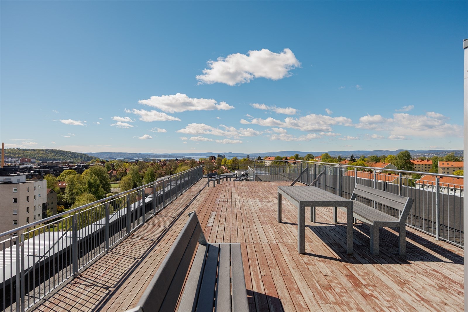 I byggets 8. etasje finner du en flott felles takterrasse med solforhold gjennom hele dagen og nydelig utsikt over store deler av byen. Galleribilde