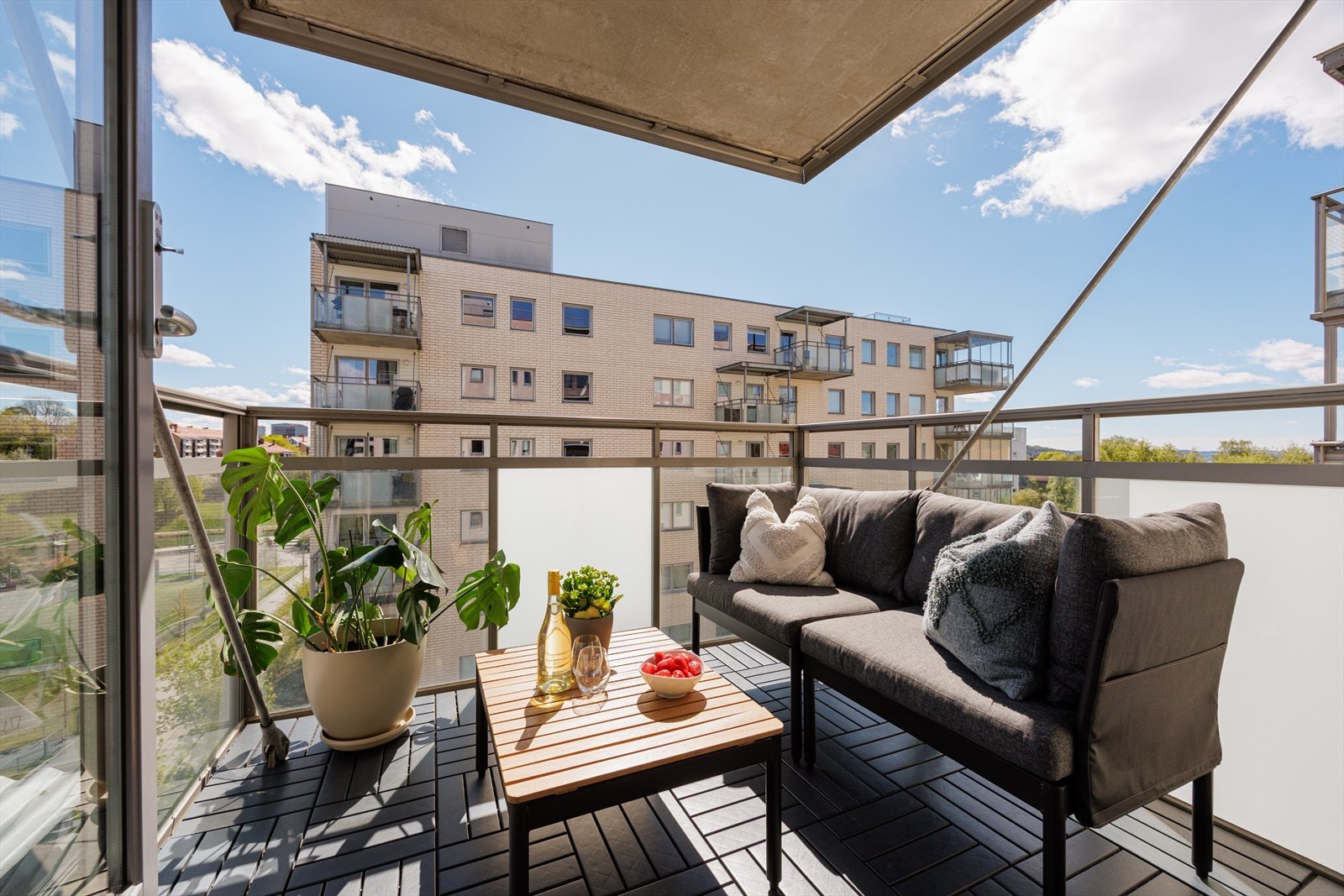 Leiligheten er hjørneleilighet, noe som byr på masse lys inn fra flere vinkler. Balkongen gir deg sol hele formiddagen og den felles takterasse som byr på sol hele dagen. Galleribilde
