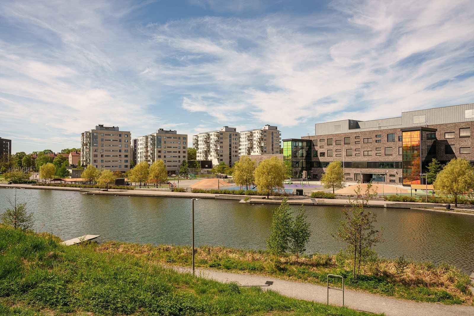 Tegleverksdammen er et rolig og fint område for tur og rekreasjon. Rundt dammen finner du grønne omgivelser, gangstier og gode muligheter for en avslappende spasertur. Galleribilde