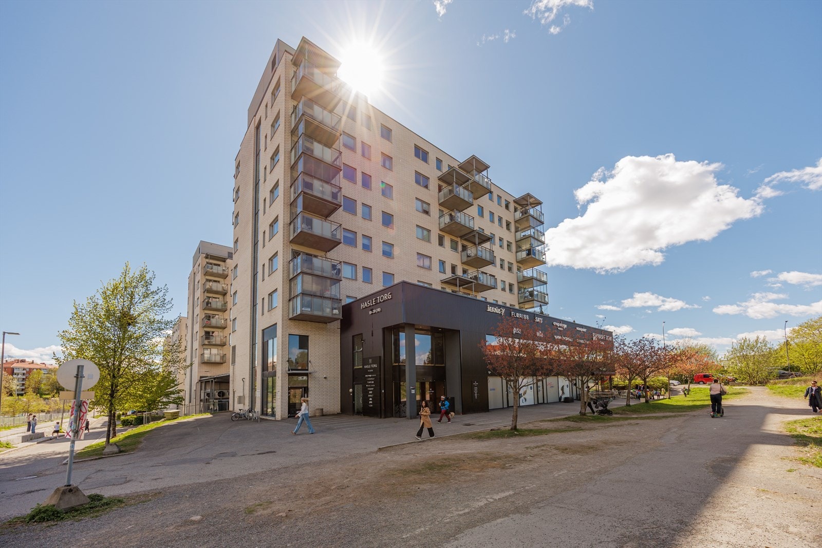På Hasle bor du med byens beste kollektivforbindelser rett utenfor døren, samtidig som du har umiddelbar tilgang til grønne lunger og alt du trenger i hverdagen. T-banestasjonen på Hasle er kun et par minutters gange unna, og tar deg raskt til sentrum. Galleribilde