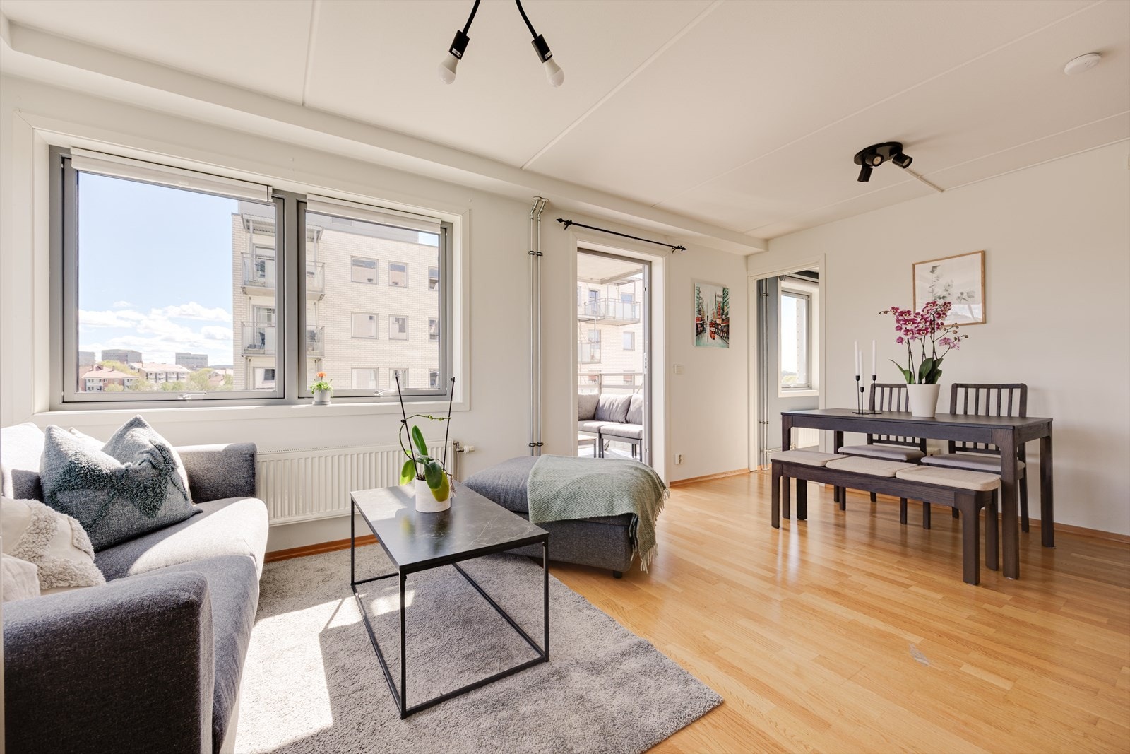Stuen er lys og romslig med en fin, firkantet planløsning som gjør den enkel å møblere etter egne ønsker. Her er det god plass til en komfortabel sofagruppe og sosiale soner. Galleribilde