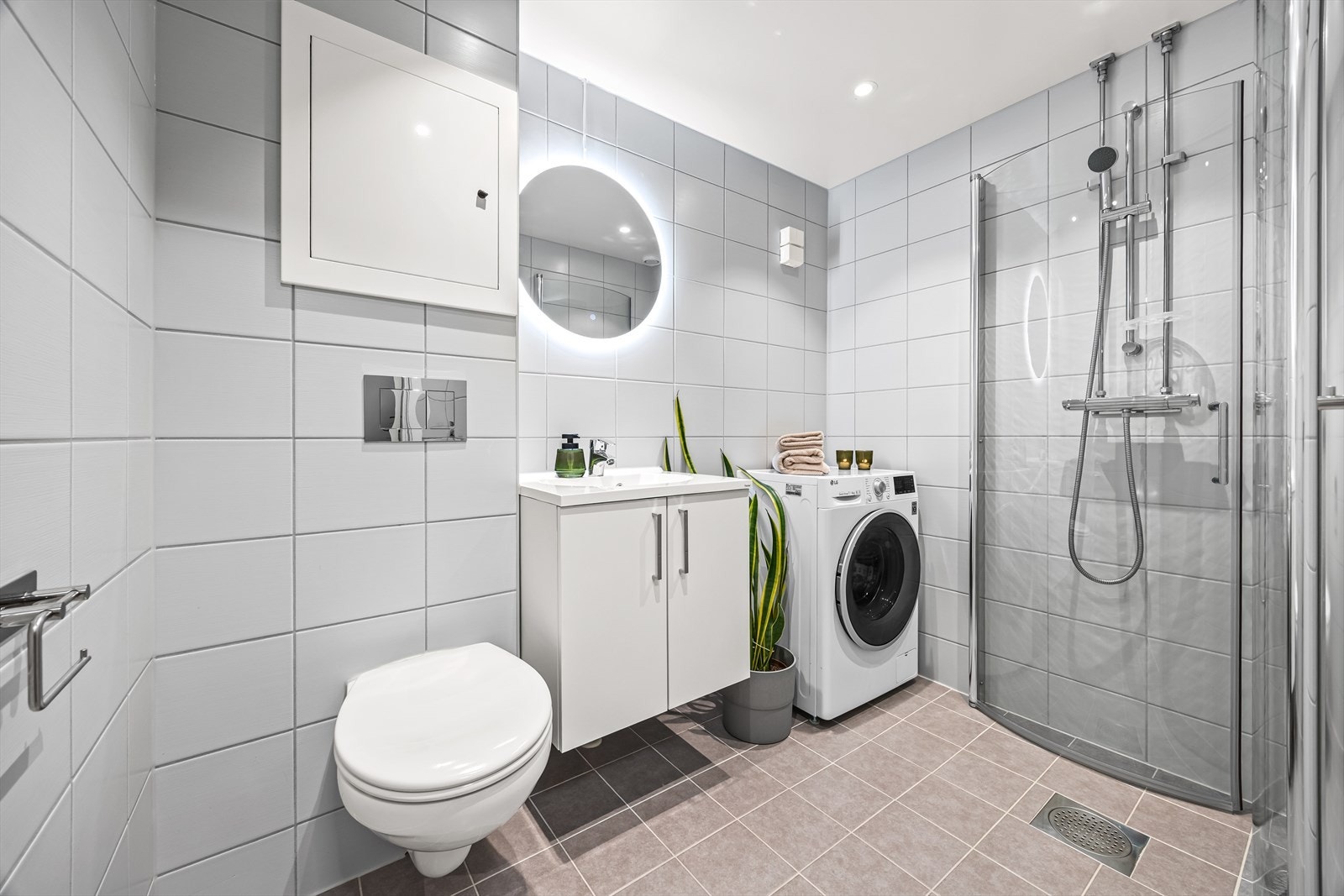 Badet ble rehabilitert i regi av borettslaget i 2021. Nytt speil montert i 2026. Galleribilde