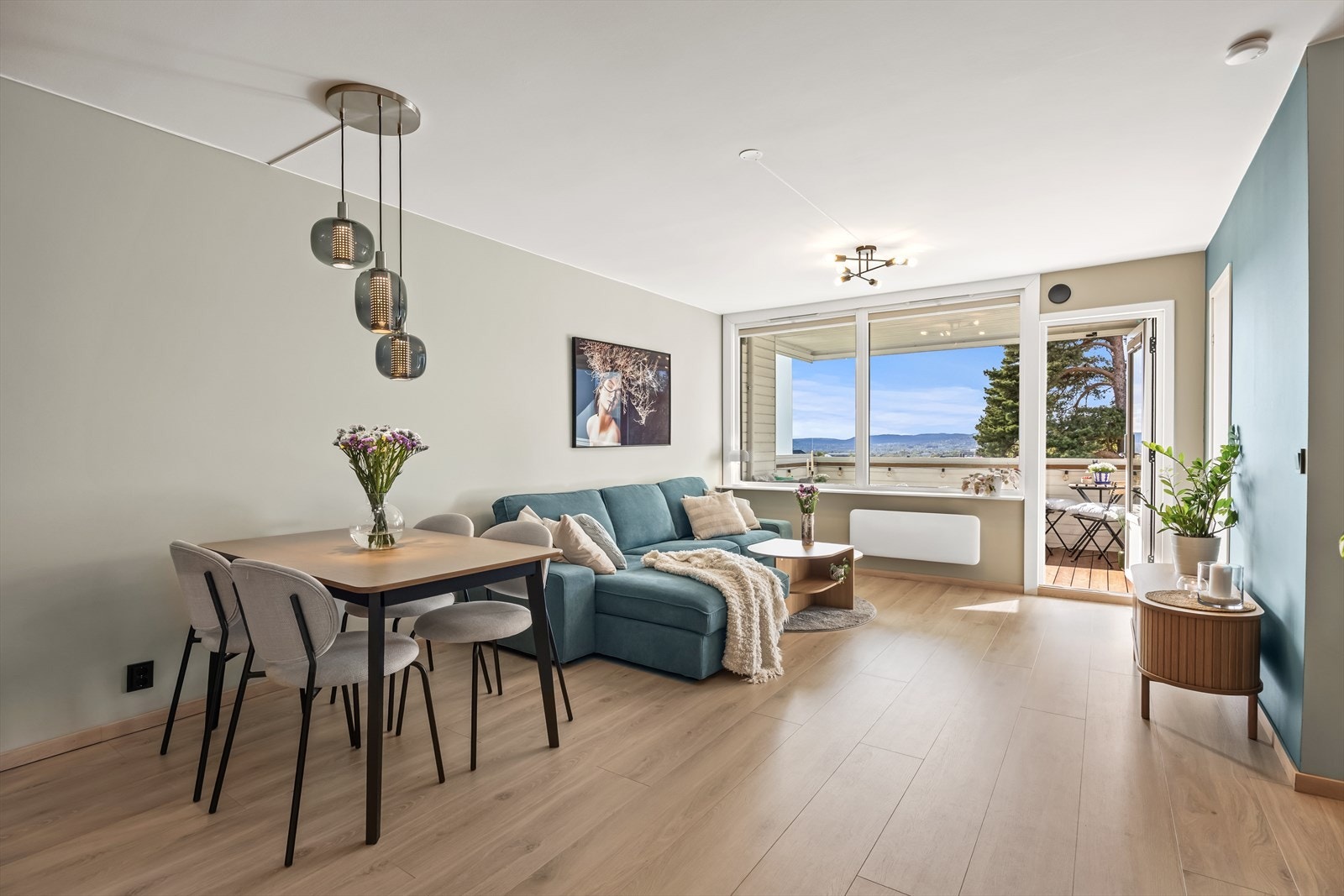 Vinduene ble byttet i regi av borettslaget i 2021. Selger har påkostet med tilpassede plissègardiner på alle vinduer. Galleribilde