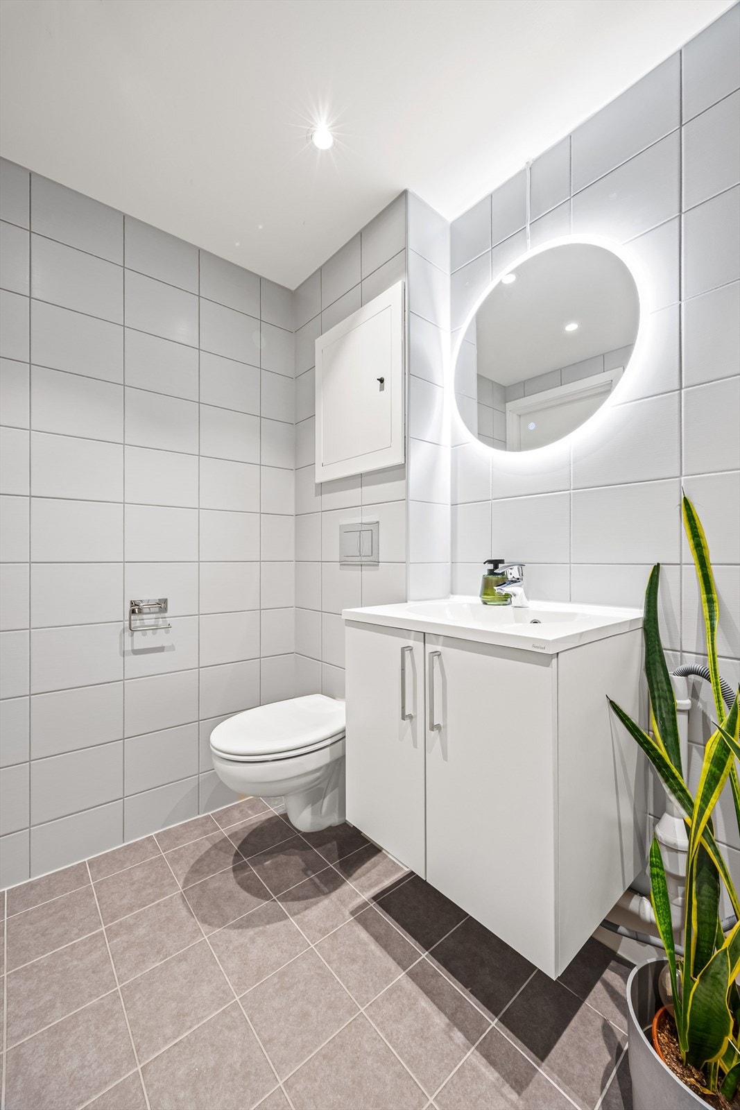Det er downlights i himling og opplegg for vaskemaskin. Galleribilde