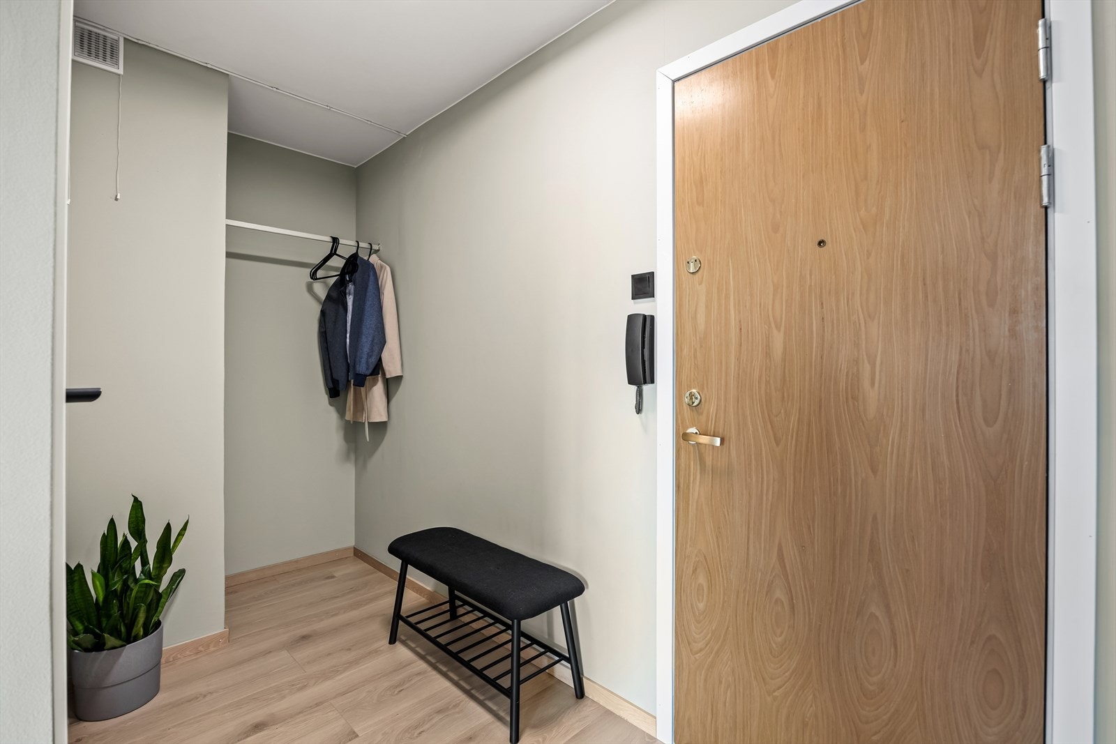 Lys og praktisk entré med god plass til yttertøy og sko. Galleribilde
