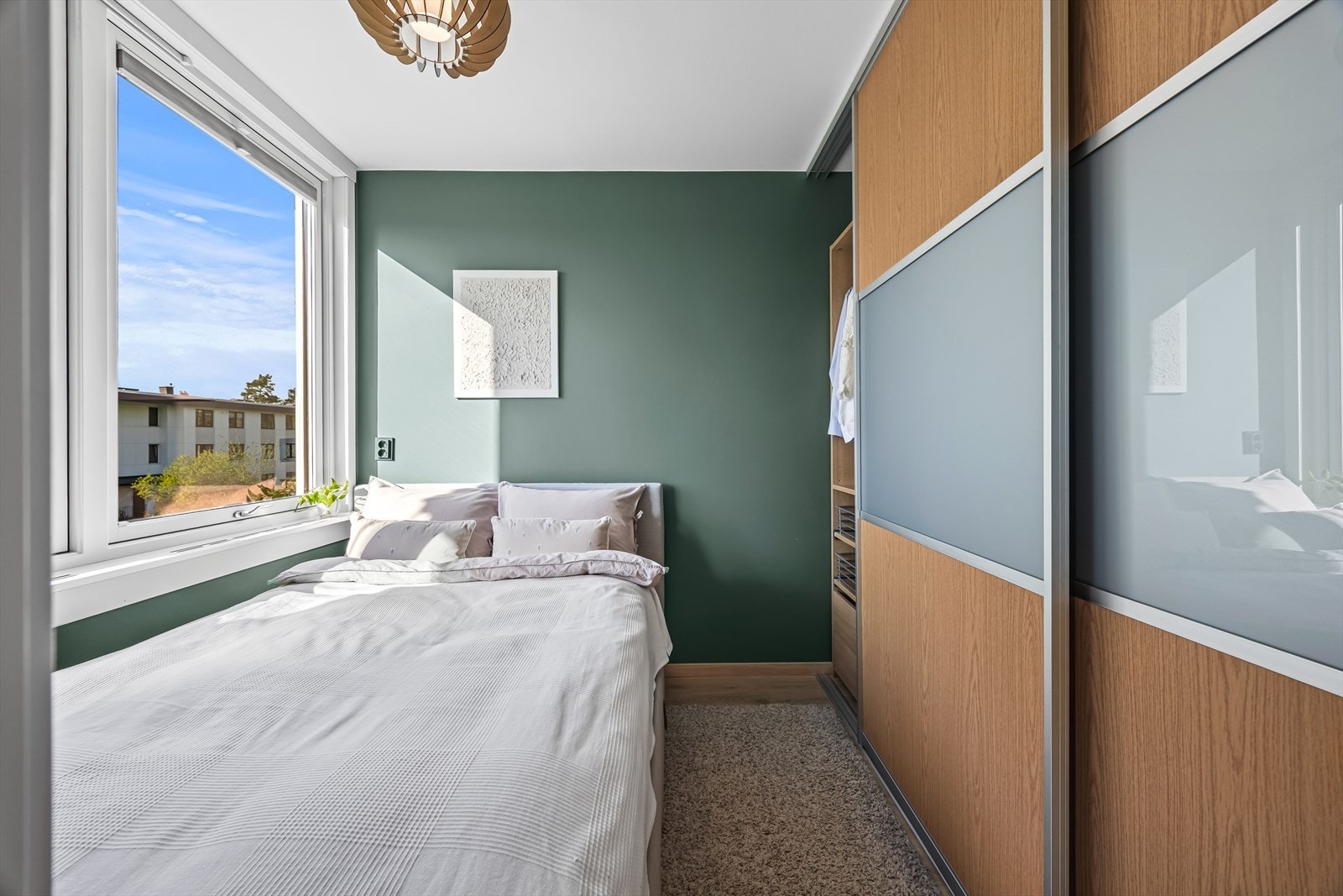 Rommet er utstyrt med en romslig skyvedørsgarderobe som gir gode oppbevaringsmuligheter. Galleribilde