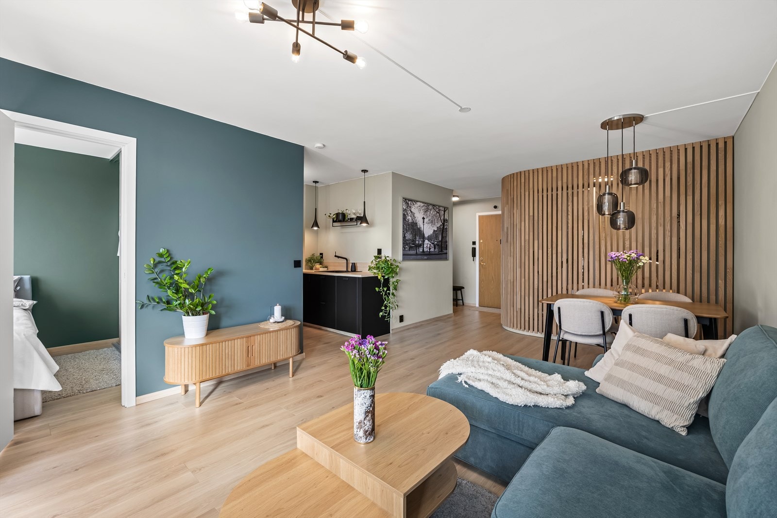 Her er det god plass til både sofagruppe og spisebord. Galleribilde