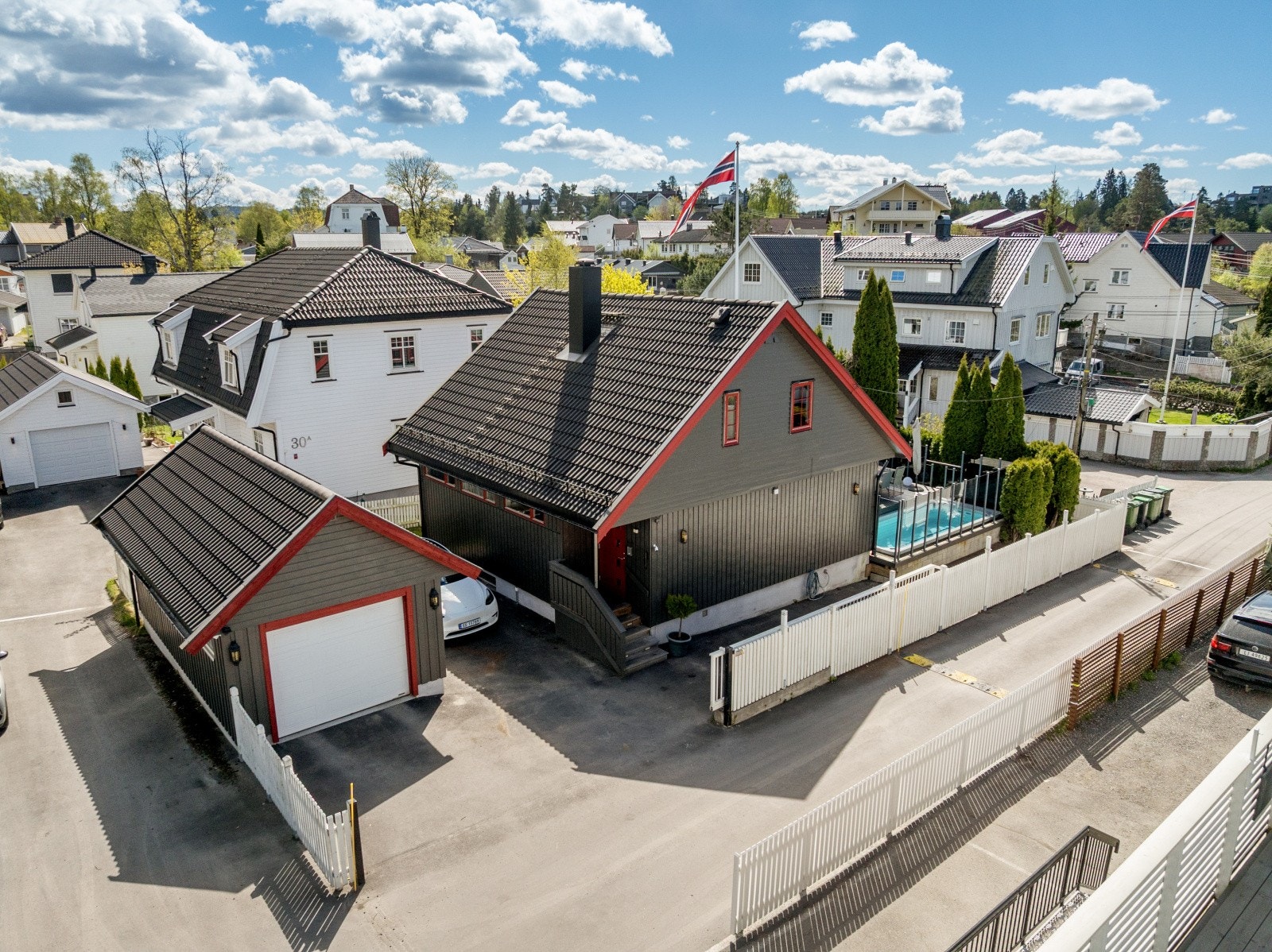 Parkering i egen garasje med el-billader, samt gode parkeringsplasser i egen innegjerdet gårdsplass med elektrisk kjøreport. Galleribilde