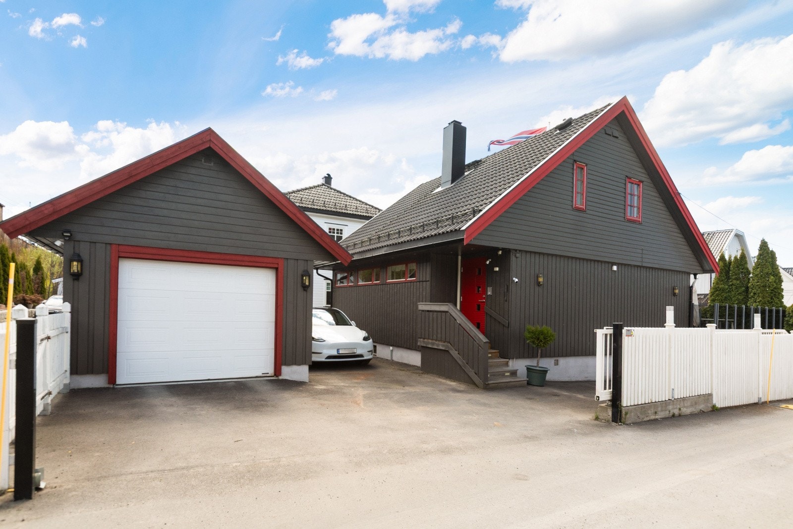 Dette er en innholdsrik enebolig med garasje og en stor, skjermet terrasse med gode solforhold. Galleribilde