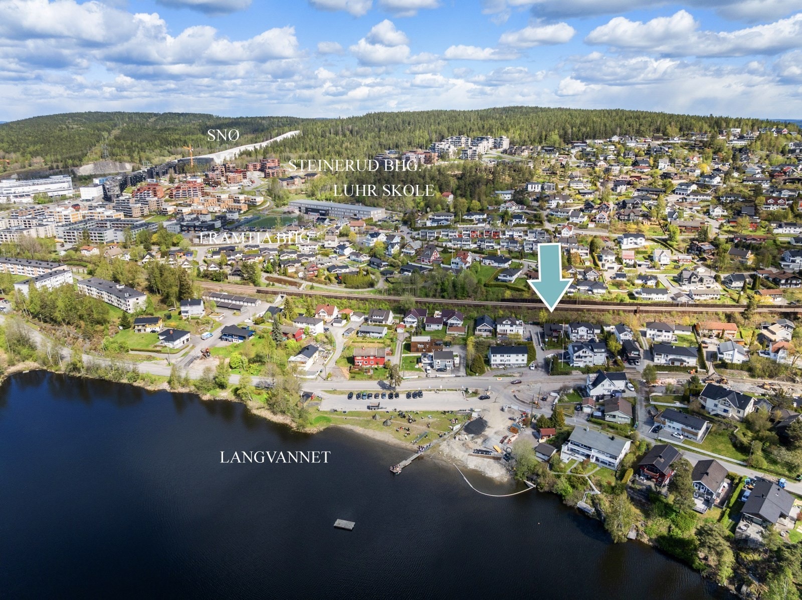Det er kort vei til til flere barnehager og Luhr barneskole med enkel adkomst via undergang like ved boligen. Galleribilde