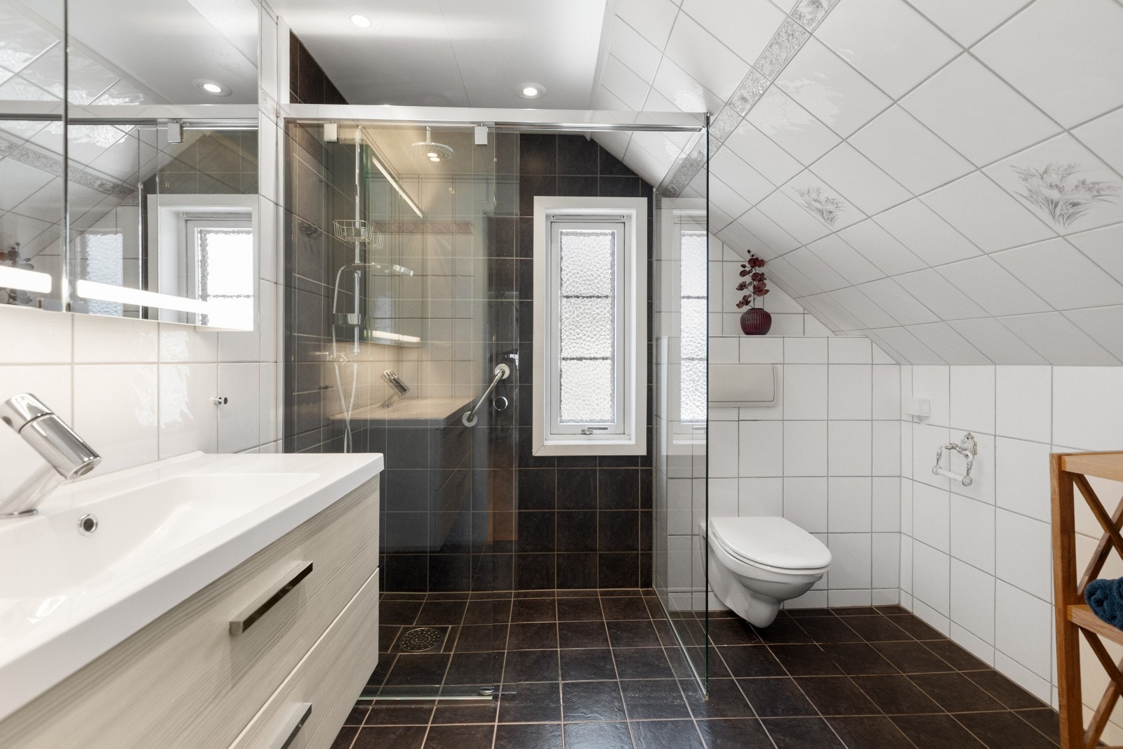 Badet er flislagt og utstyrt med elektriske varmekabler i gulvet for økt komfort. Galleribilde