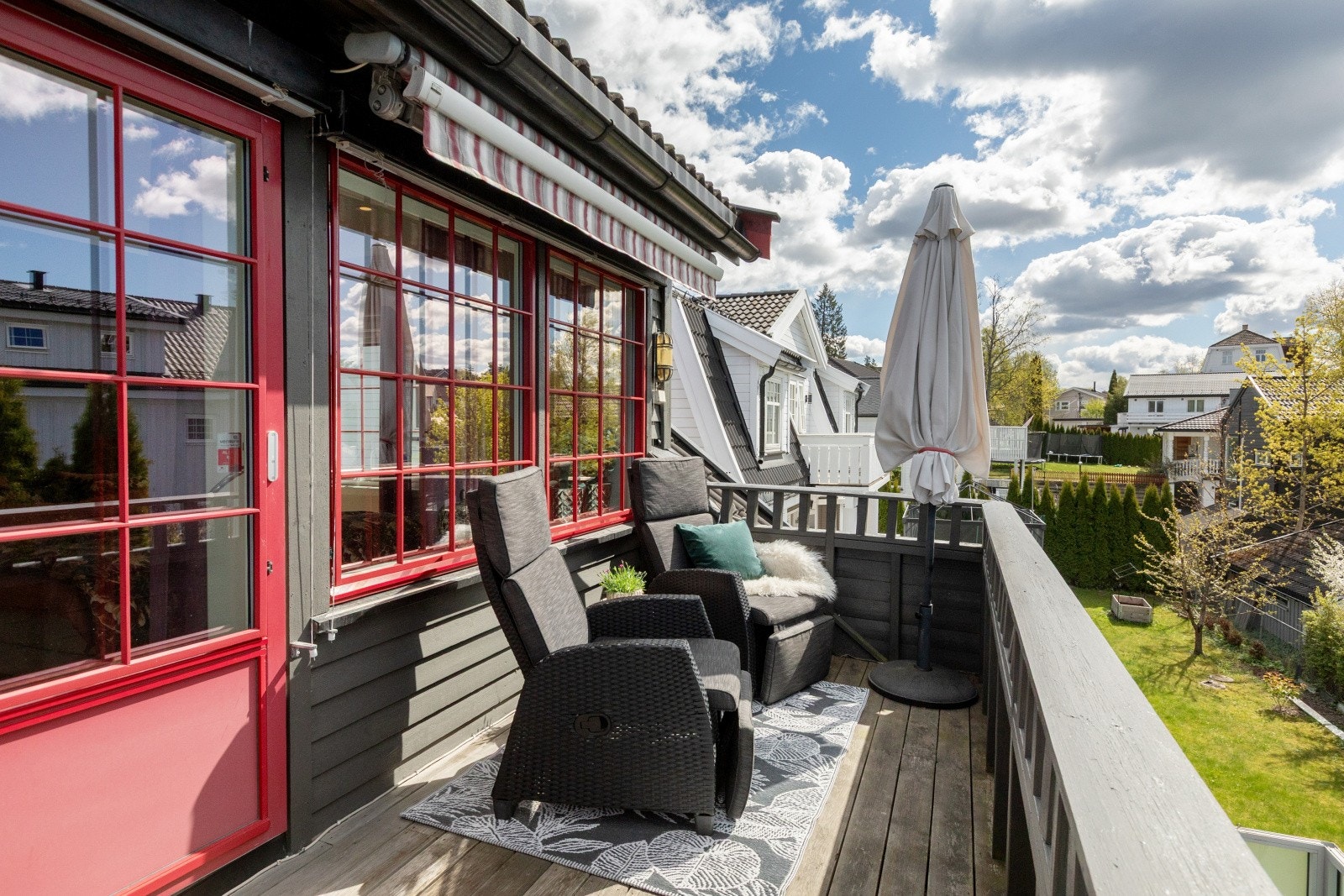 Fra balkongen kan utsikt mot Langvannet og Langrunna badestrand nytes. Galleribilde