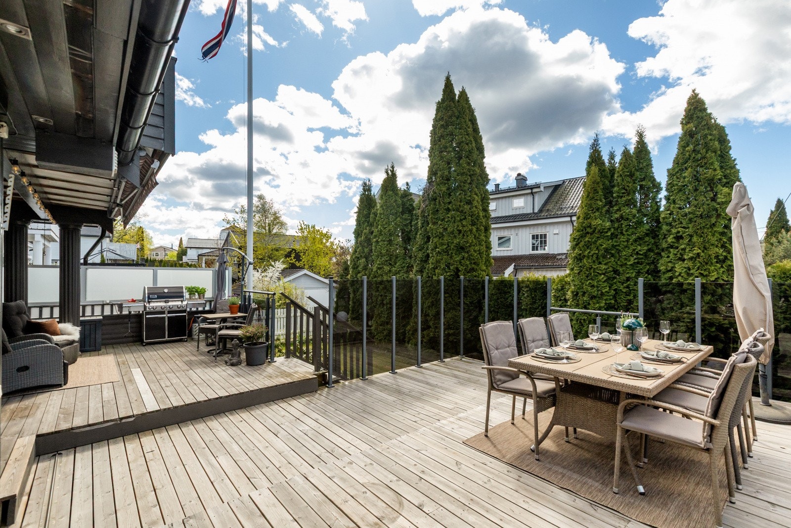 Hele uteområdet er pent opparbeidet og rammet inn av hekk og gjerde. Galleribilde