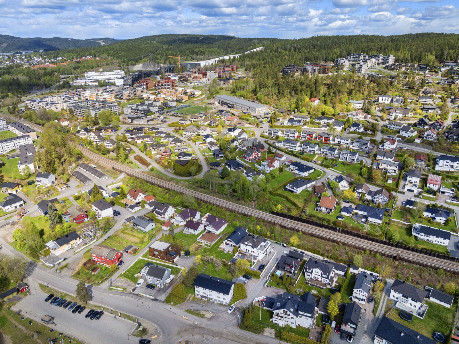 Lørenskog stasjon og Hanaborg stasjon ligger kun få minutter unna, med hyppige avganger mot Oslo S. Galleribilde