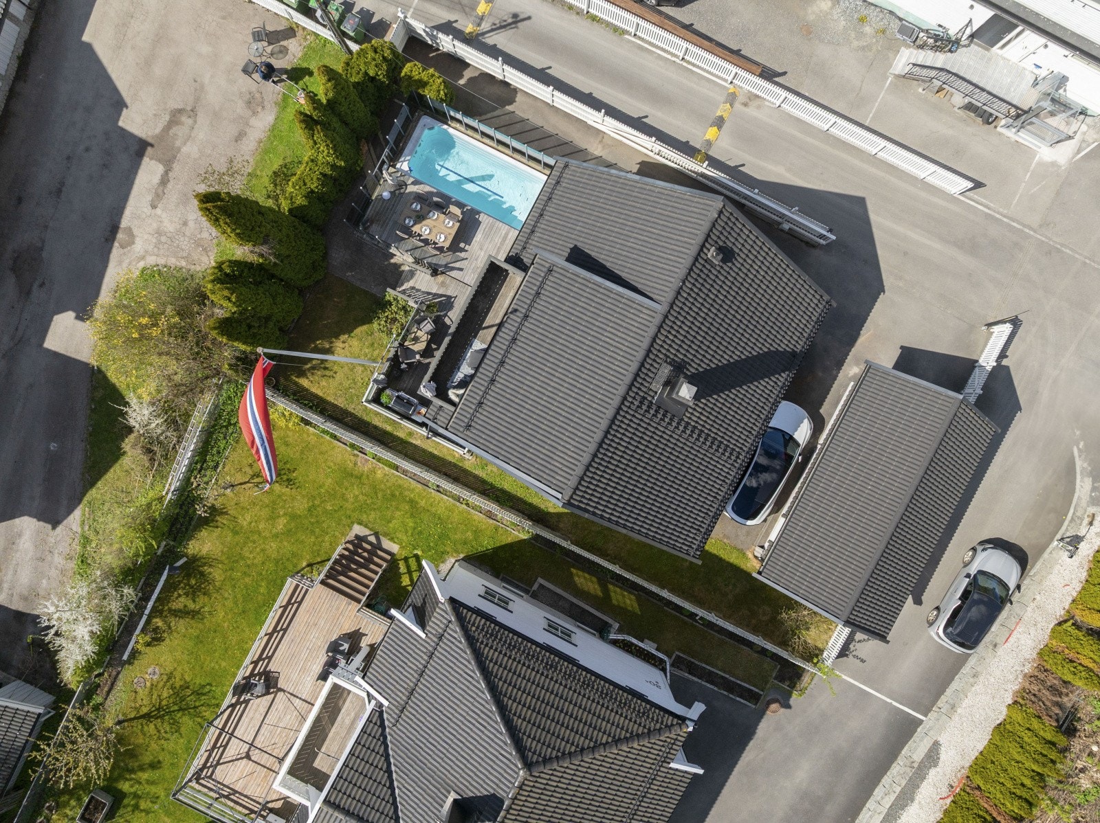 Dronefoto som viser en pent opparbeidet tomt og flaggstang. Galleribilde