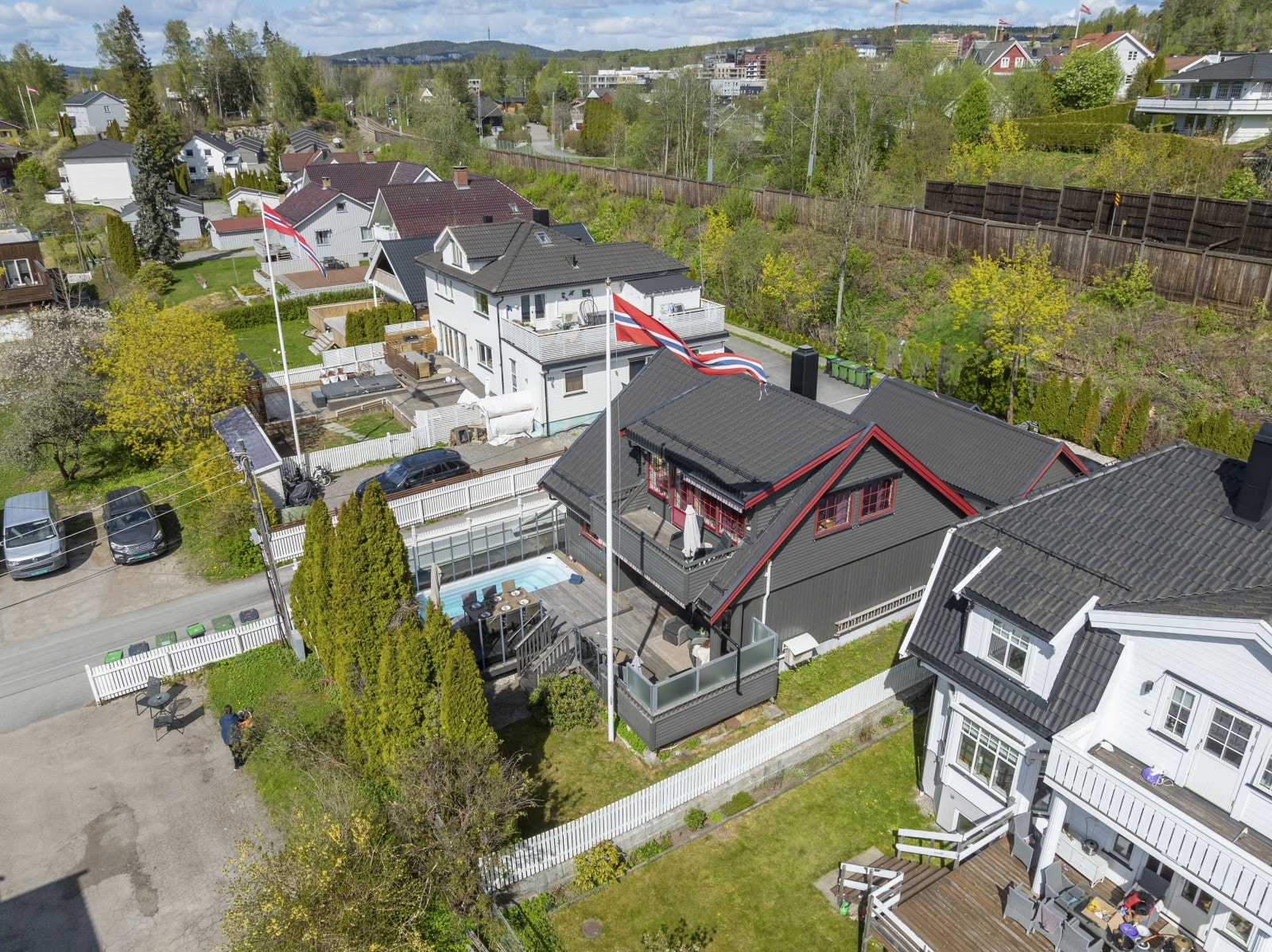 En velstelt hage med plen og beplantning omkranser eiendommen. Galleribilde