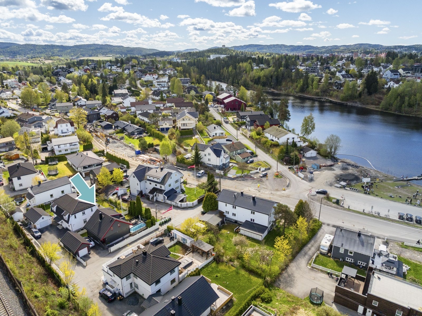 Eiendommen har en meget sentral beliggenhet i et populært område på Fjellhamar i Lørenskog Kommune med umiddelbar nærhet til Langvannet og badeplass. Galleribilde