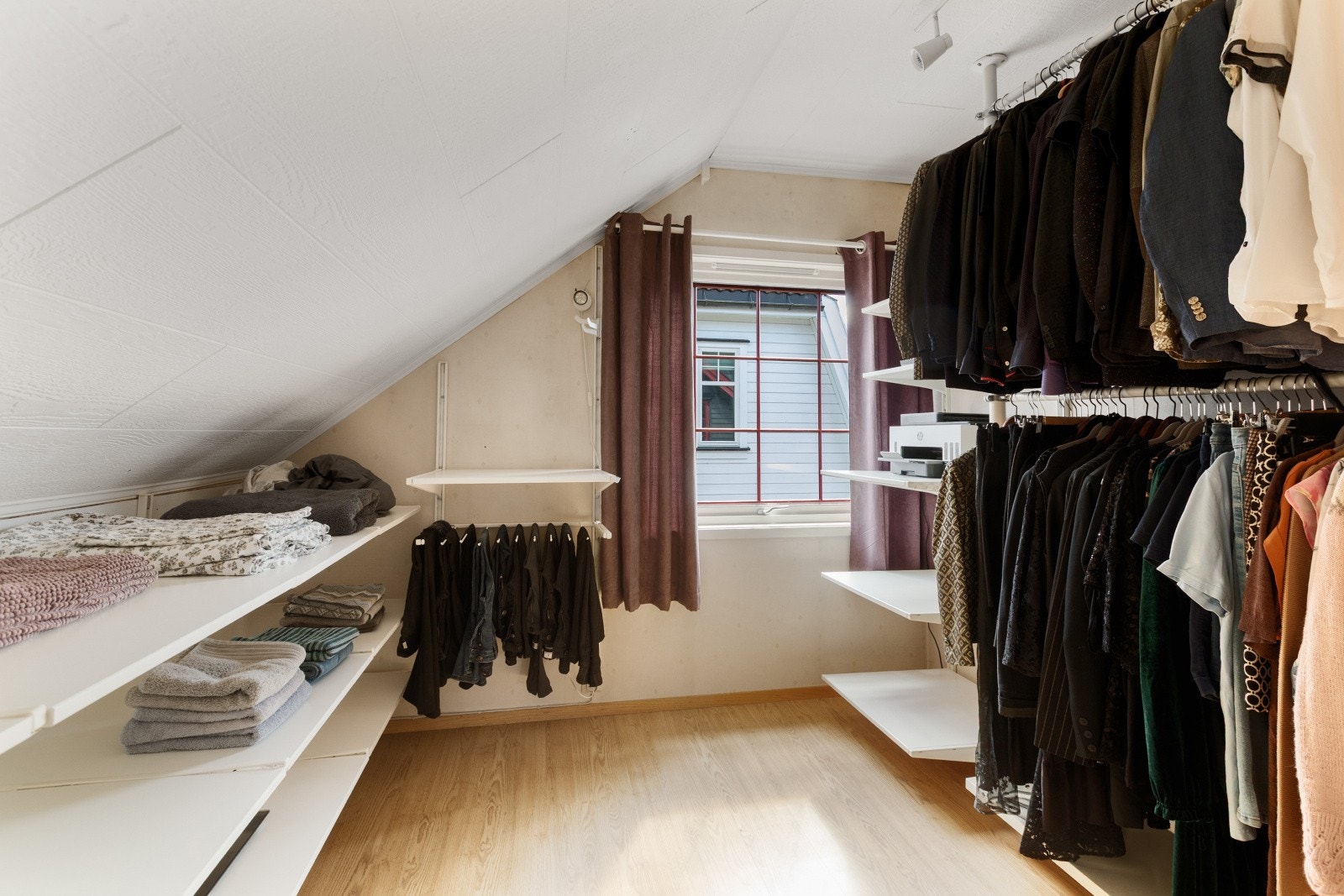 Det tredje soverommet er i dag innredet og brukt som en romslig garderobe. Galleribilde