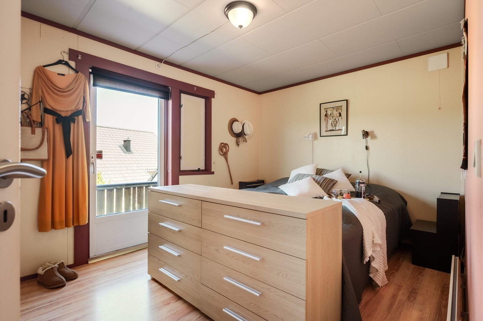 Pent hovedsoverom i 1. etasje med oppbevaringsplass i medfølgende garderobeskap, samt utgang til vestvendt balkong. Galleribilde
