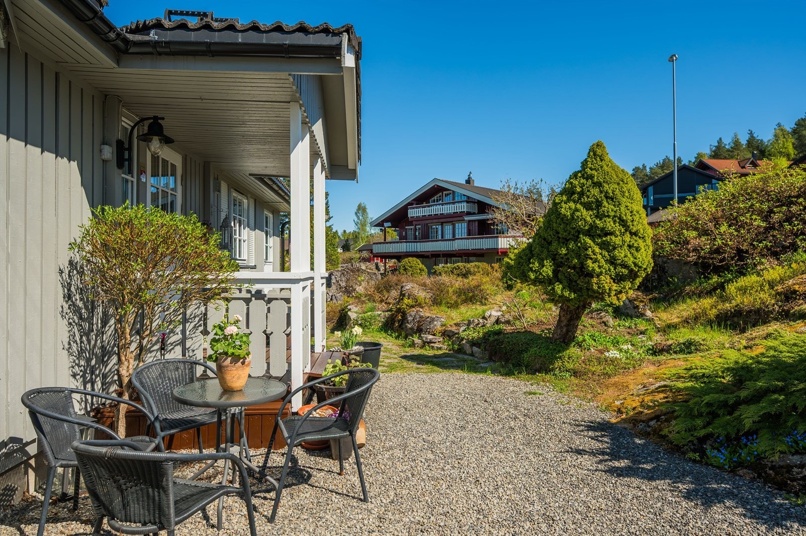 Eiertomt på ca. 1 115,2m². Tomten er flat/skrånende og meget pent opparbeidet. Den fantastiske hagen har flott beplantning, fjell og naturhage. Gruset gårdsplass. Galleribilde