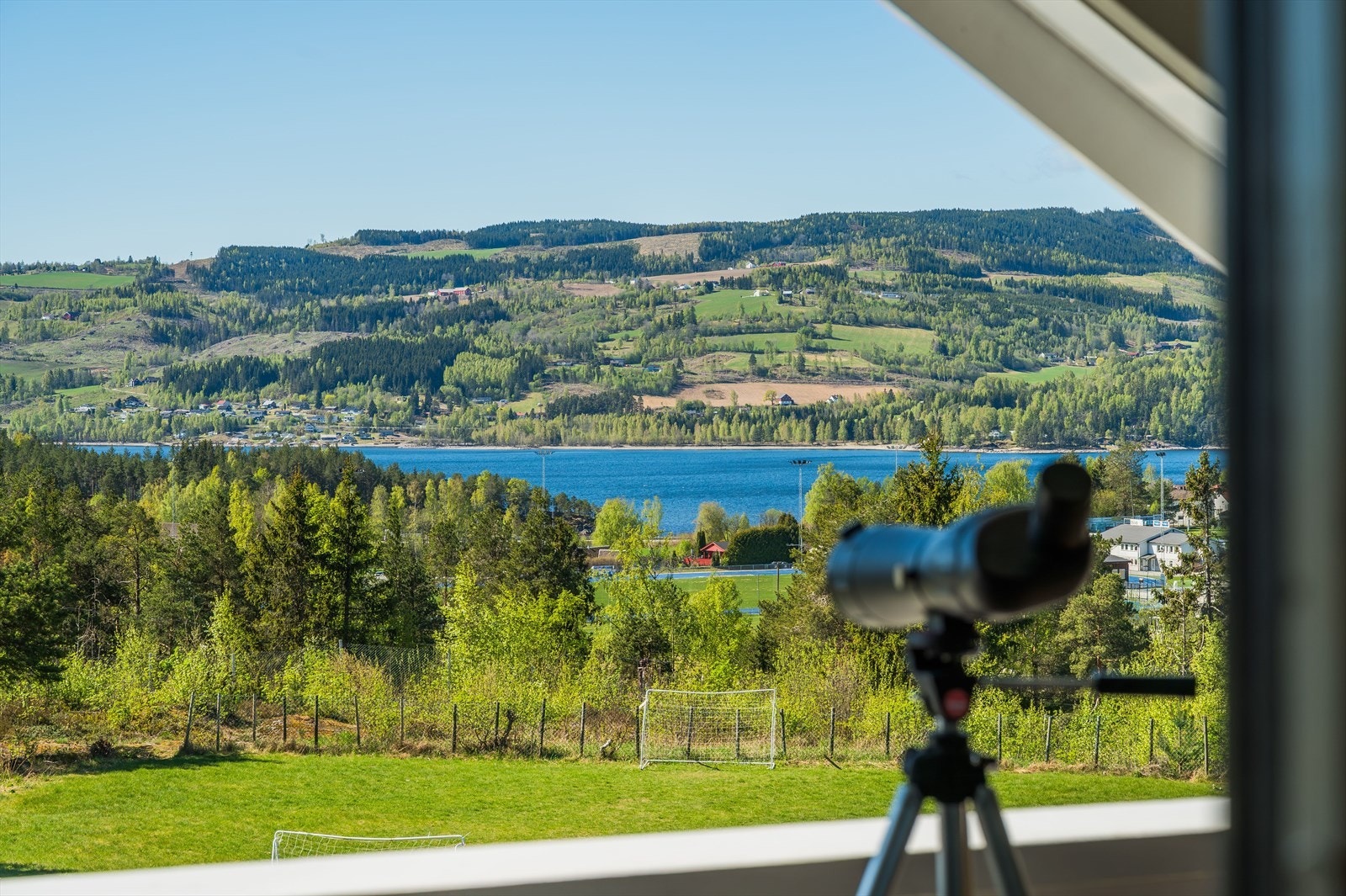 Her sitter du høyt og fritt med usjenert og flott utsikt! Galleribilde