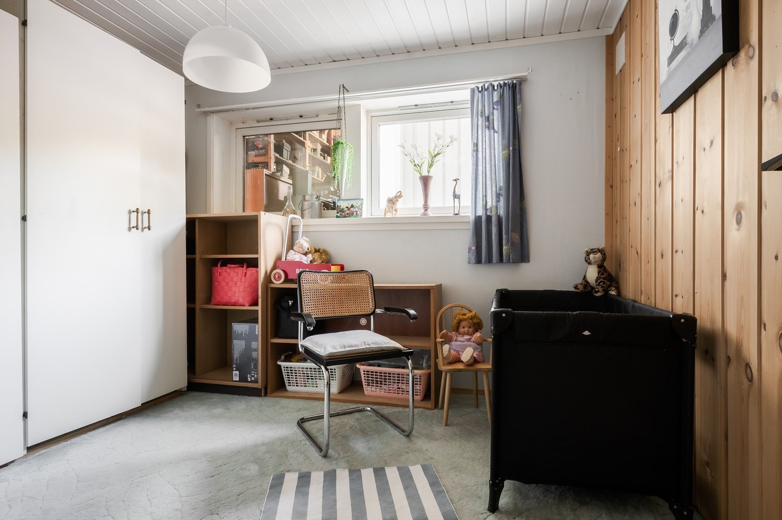 Soverom 3 ligger i underetasjen. Rommet har lunt teppegulv og god oppbevaringsplass i medfølgende garderobeskap. Galleribilde