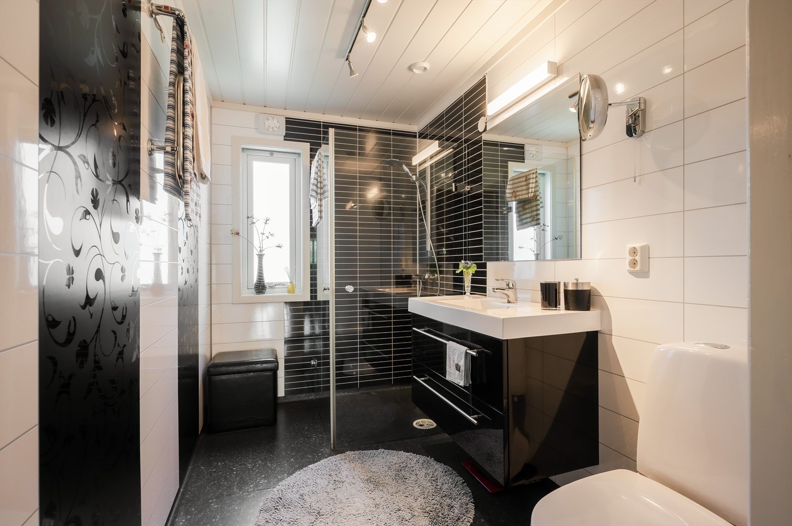 Moderne baderom i 1. etasje som ble pusset opp av firma i 2010. Baderommet har belegg på gulv, våtromsplater på vegger og elektrisk vifte. Galleribilde