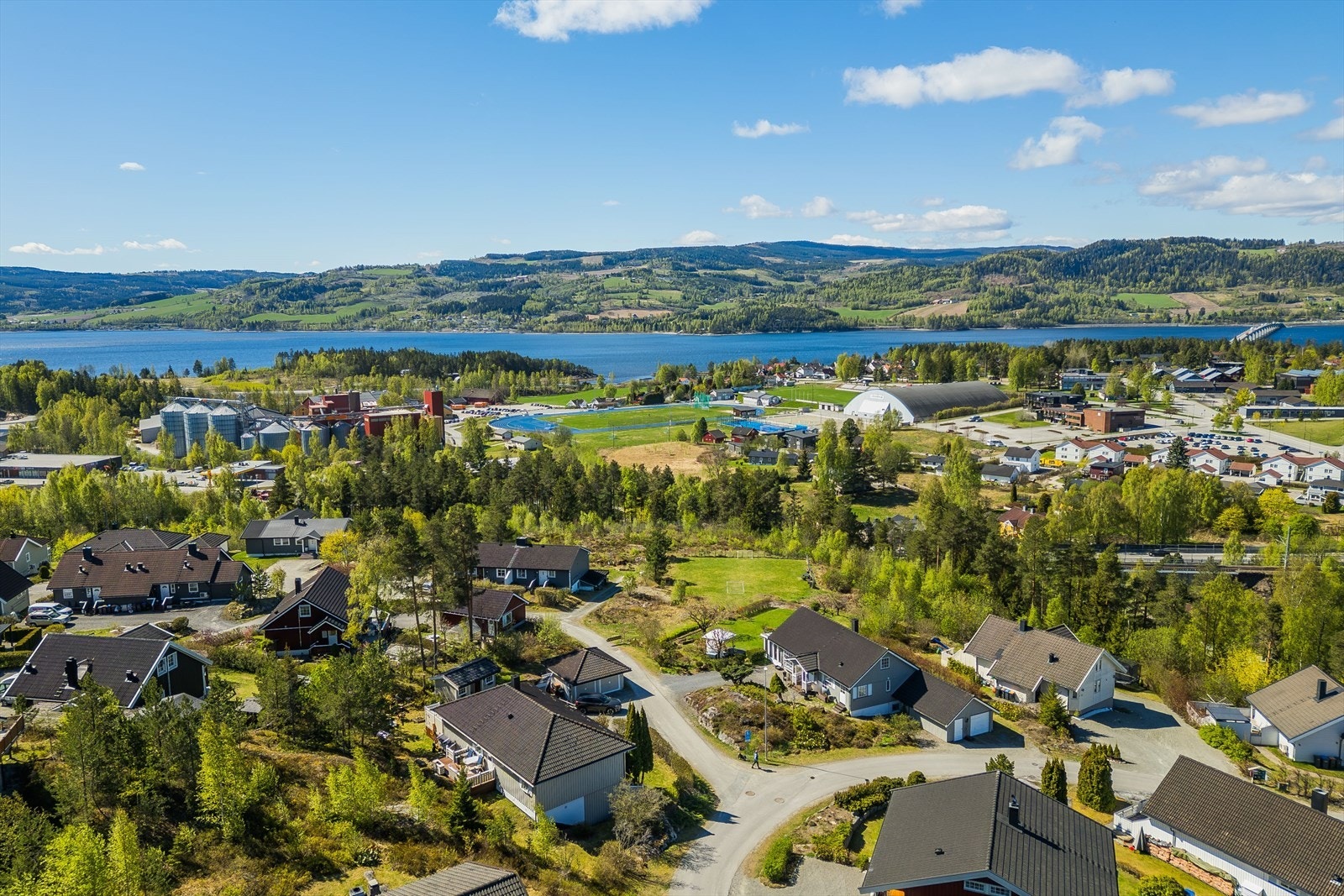 Nærområdet byr også på flere flotte turmuligheter sommer som vinter. Ikke langt unna er det flotte oppkjørte lysløyper på vinterstid og merkede turstier om sommeren. Galleribilde