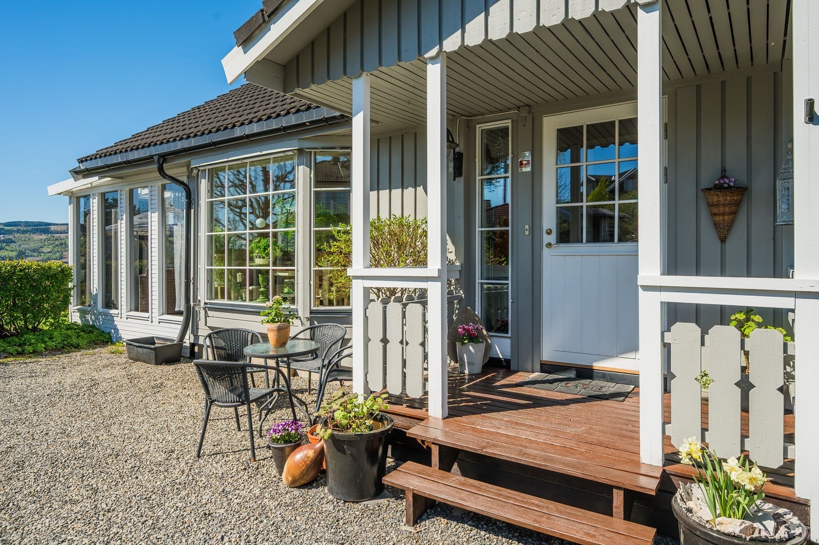 Du ønskes velkommen inn via en hyggelig overbygget veranda. Inngangspartiet vender mot sydøst, så her kan du nyte deilig morgensol. Galleribilde