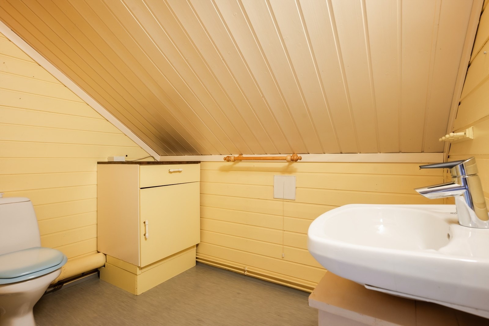 I 2. etasje er det også et praktisk ekstra toalettrom med belegg på gulv og malt panel på veggene. Toalettrommet er utstyrt med servant og gulvstående toalett. Galleribilde