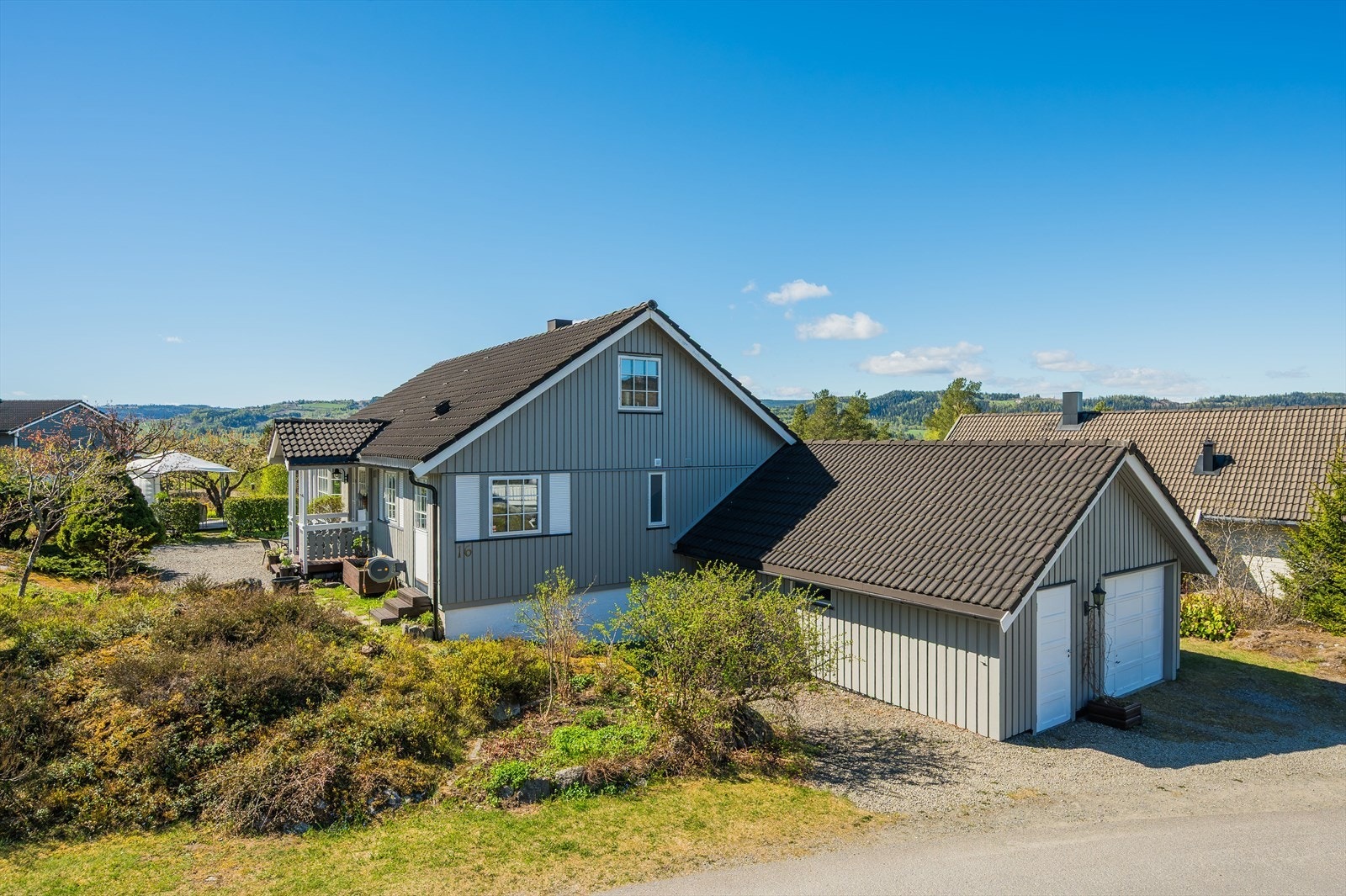 Pen og vedlikeholdt enebolig fra 1986 med integrert garasje i underetasjen. Galleribilde