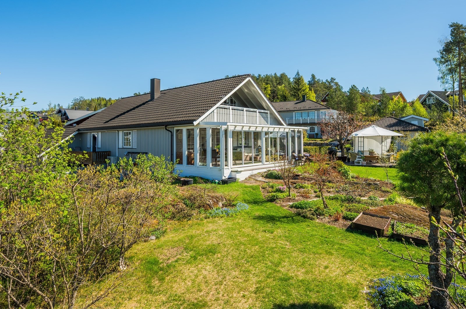 Her har du plukke markjordbær, blåbær og tyttebær fra egen hage. Galleribilde