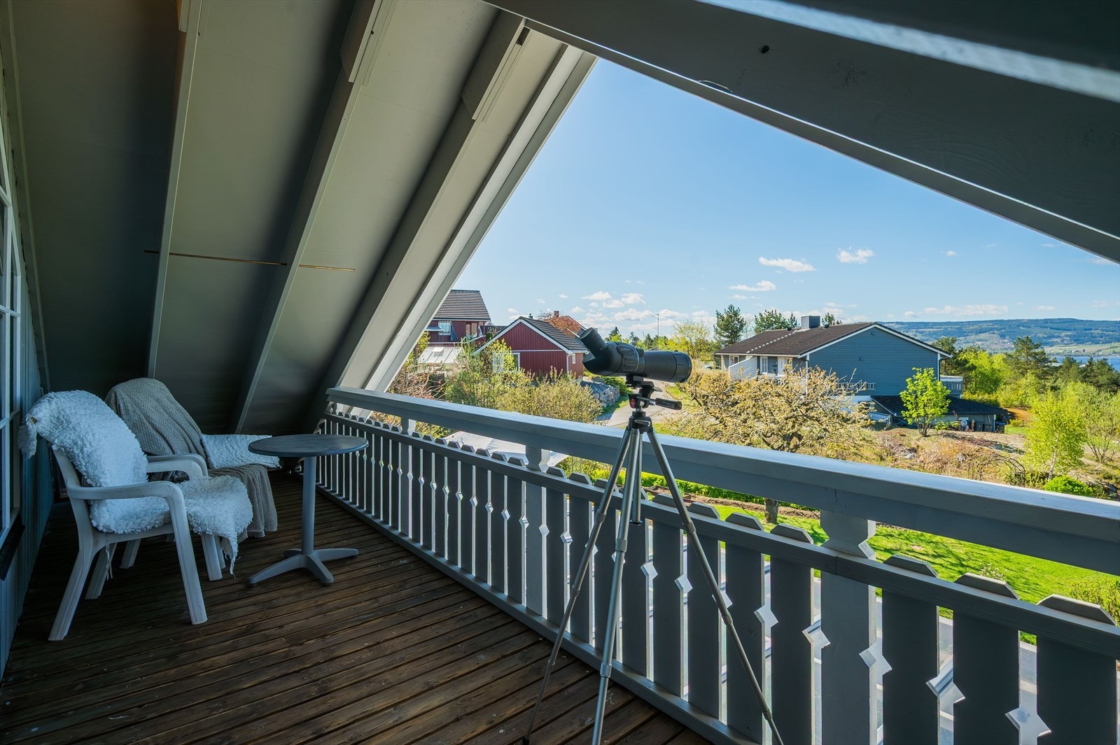 Fra loftstuen er det utgang til en overbygget balkong. Galleribilde