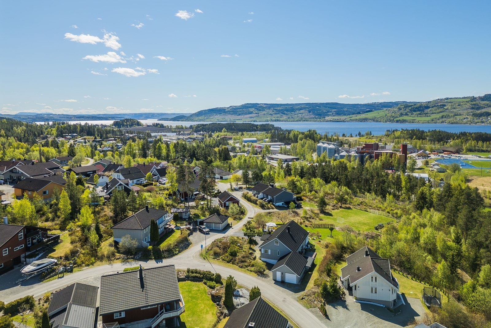 Innenfor en radius på 1 km har du både barnehager, skoler, matbutikker, jernbanestasjon og sentrumskjernen i Moelv med ulike servicetilbud. Galleribilde