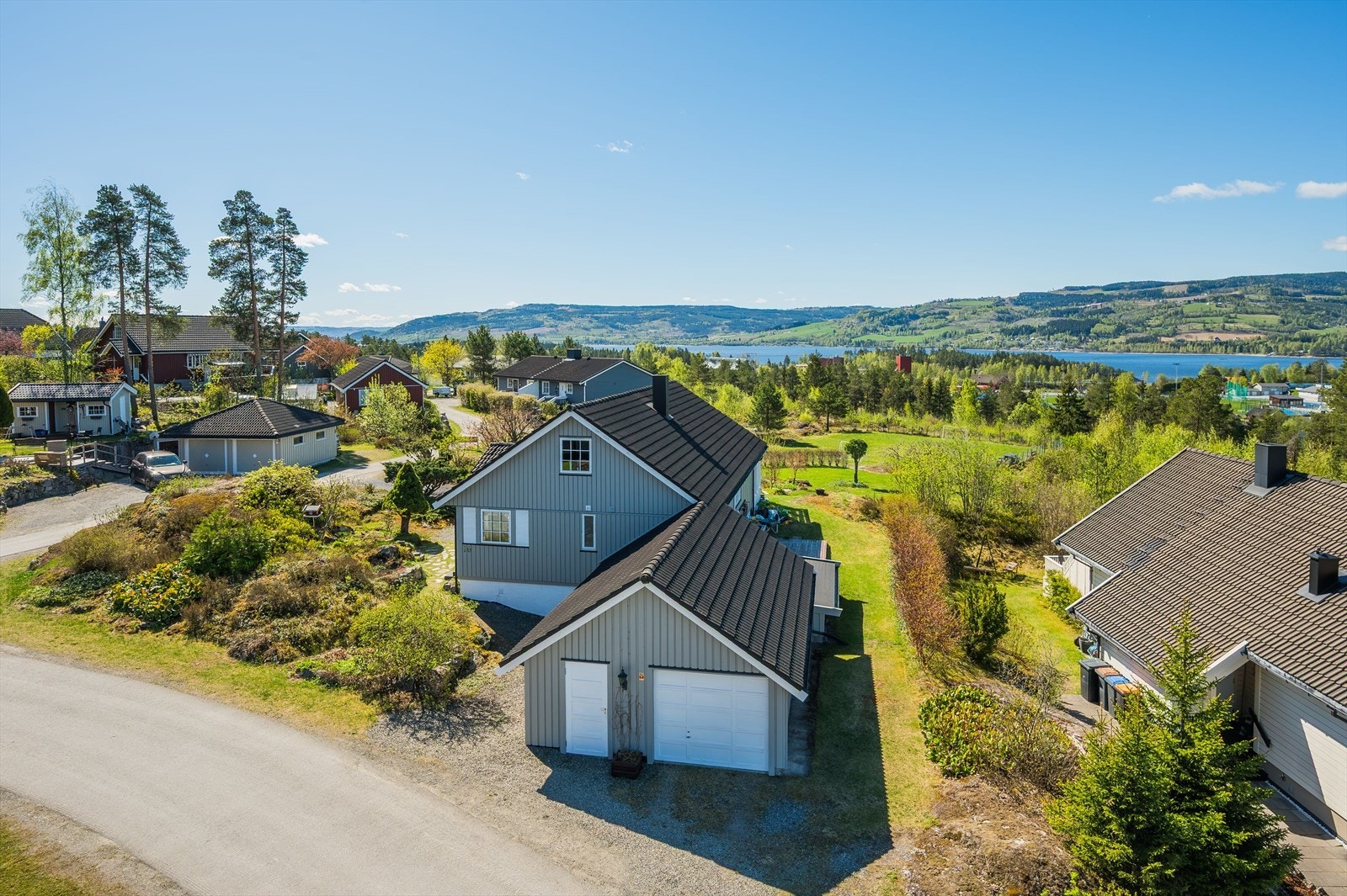 Eiendommen ligger i et attraktivt og sentrumsnært boligområde i Moelv. Svært barnevennlig beliggenhet i et rolig boligområde med lite biltrafikk. Eiendommen grenser til friarealer med fotballbane. Galleribilde