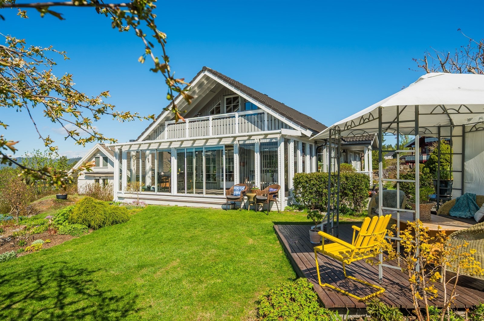 Her bor du høyt og fritt med meget gode solforhold og fantastisk flott utsikt over vakker natur og Mjøsa! Galleribilde