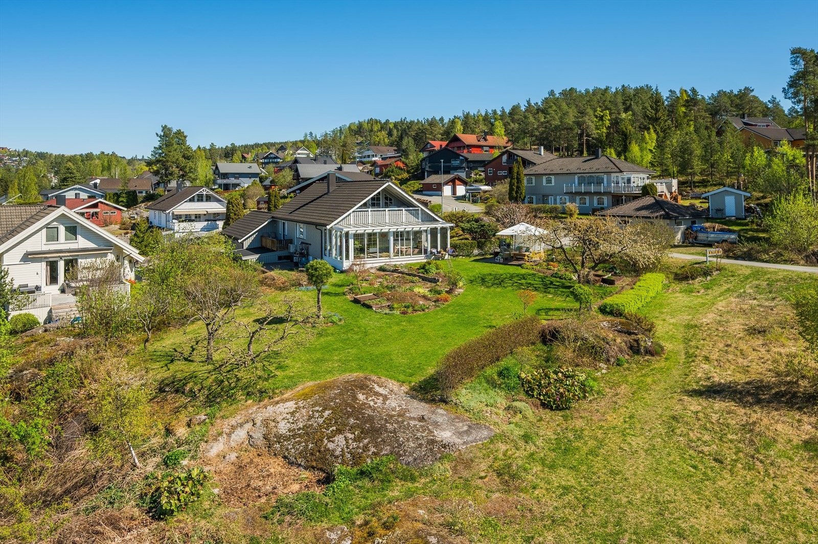 Eiendommen ligger meget fint til på feltet og grenser til friarealer mot sydvest. Dette er en meget flott eiendom med fantastisk hage, solforhold og utsikt! Galleribilde