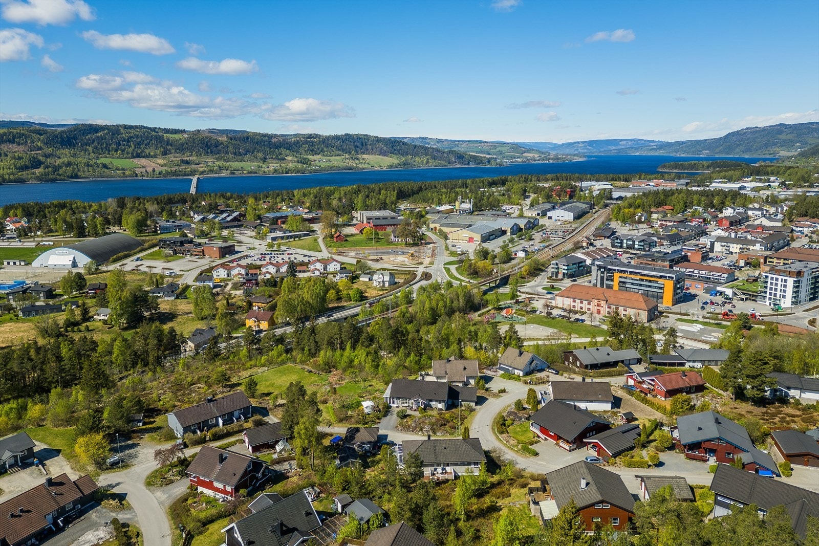 Moelven ligger midt mellom de tre mjøsbyene Hamar, Lillehammer og Gjøvik og med kun 30 minutters kjøretur til hver av de disse. Med nye E6 og firefelts motorvei fra Moelv sørover, er Oslo bare en kort kjøretur unna. Galleribilde