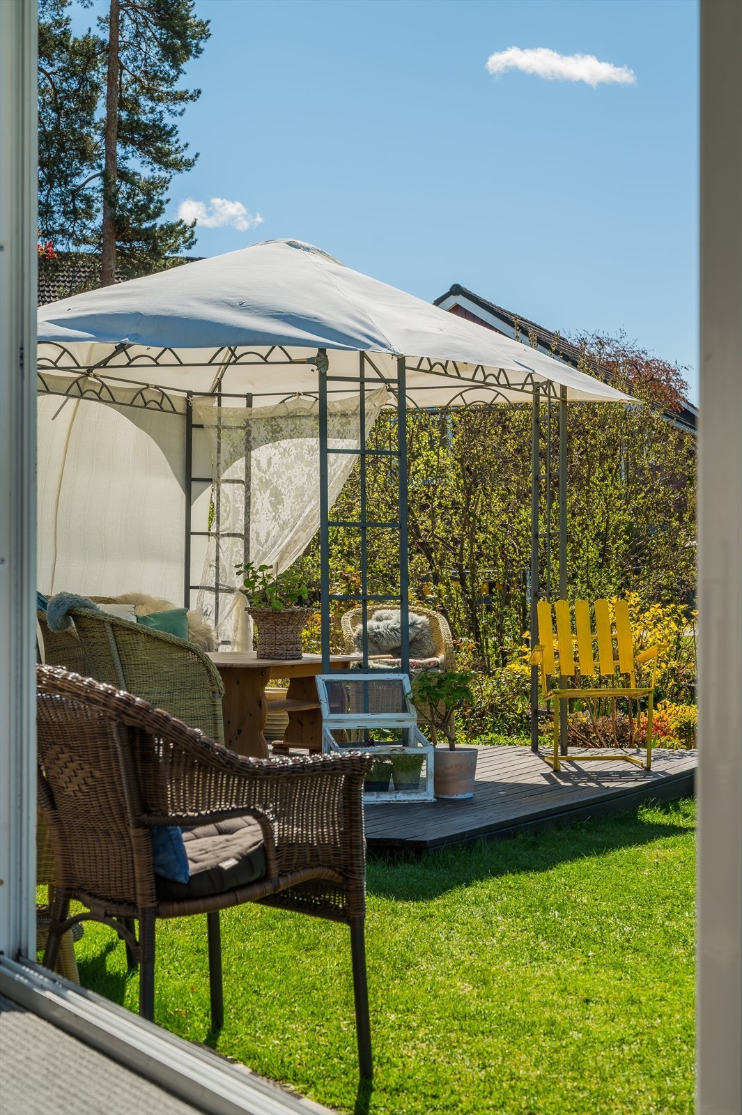 Rett utenfor stuen er det en hyggelig terrasseplatting. Galleribilde