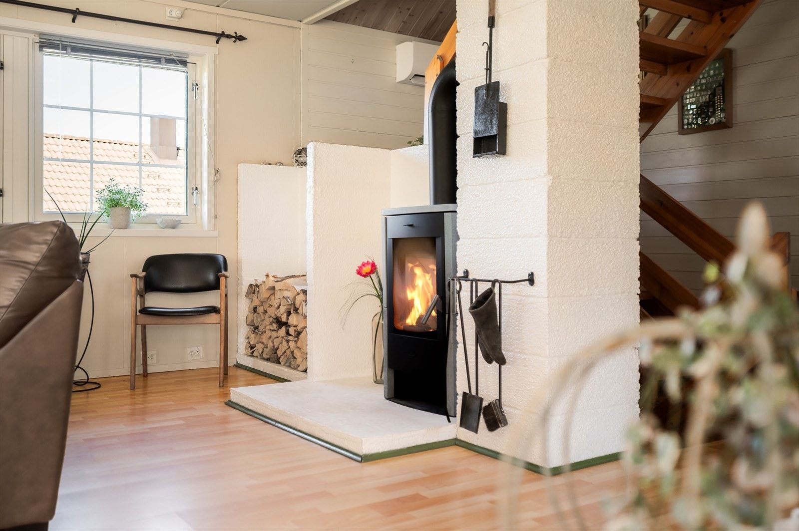 Det er også en flott vedovn fra 2022 som gir god varme og bidrar til ekstra hygge. Galleribilde