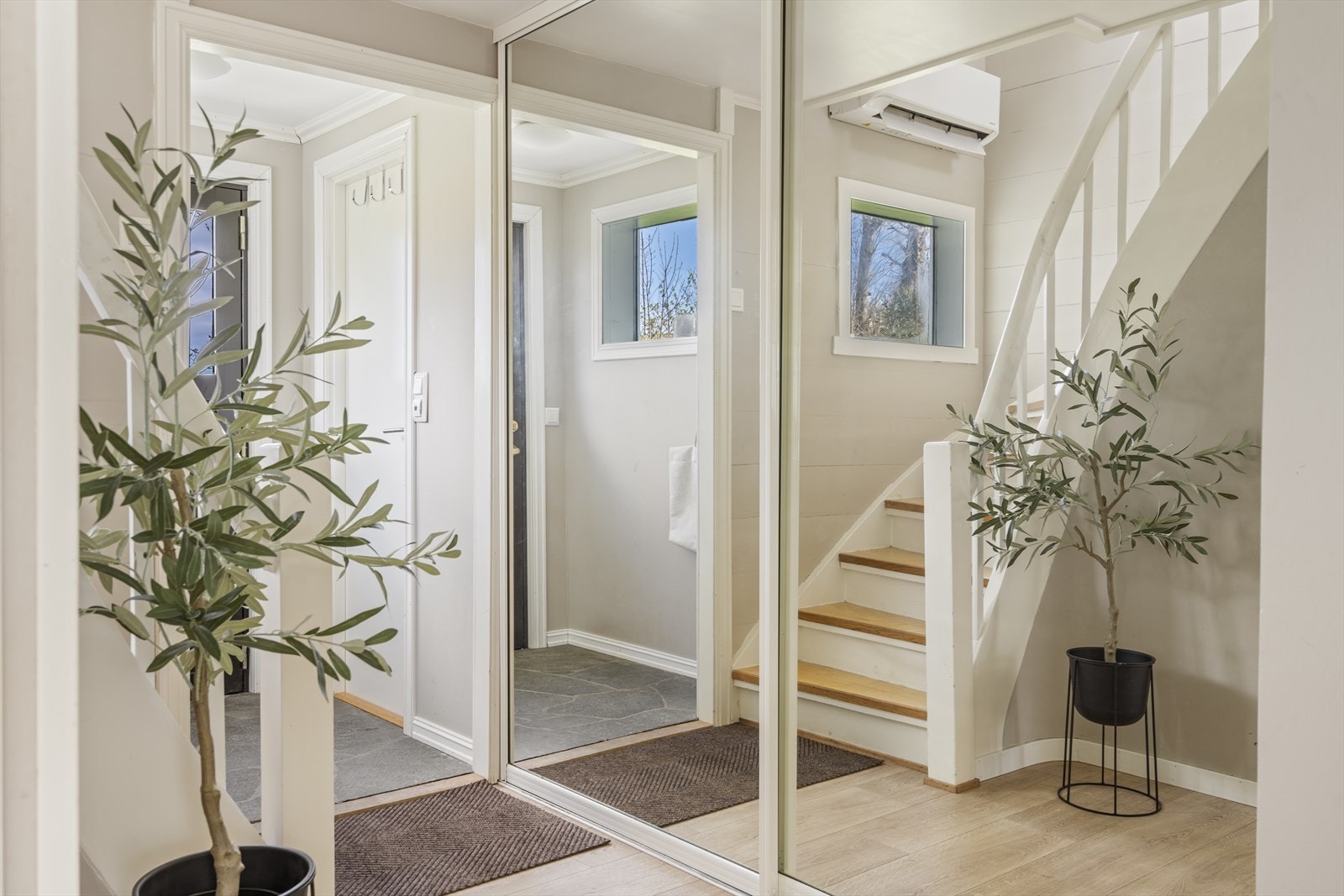 Entréen ønsker velkommen og har trappeforbindelse til de andre etasjene. Oppvarming med varmepumpe. Galleribilde