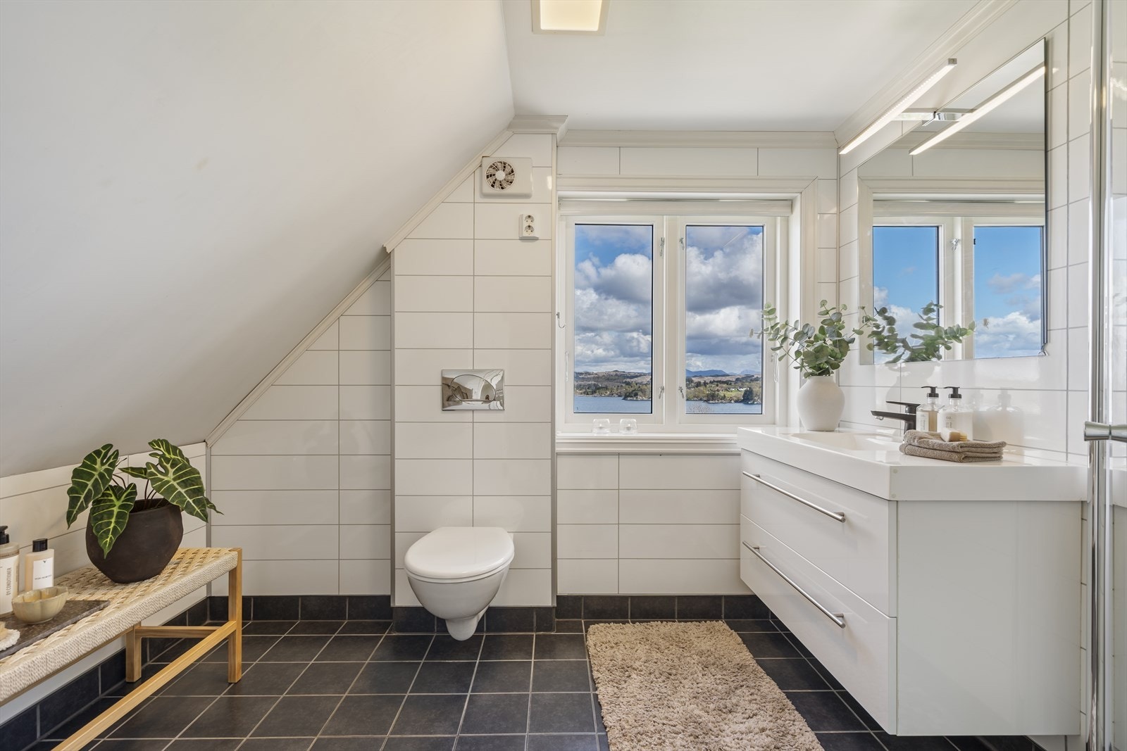 Badet i andre etasje ble pusset opp i 2017 og har våtromsplater på veggene. Galleribilde