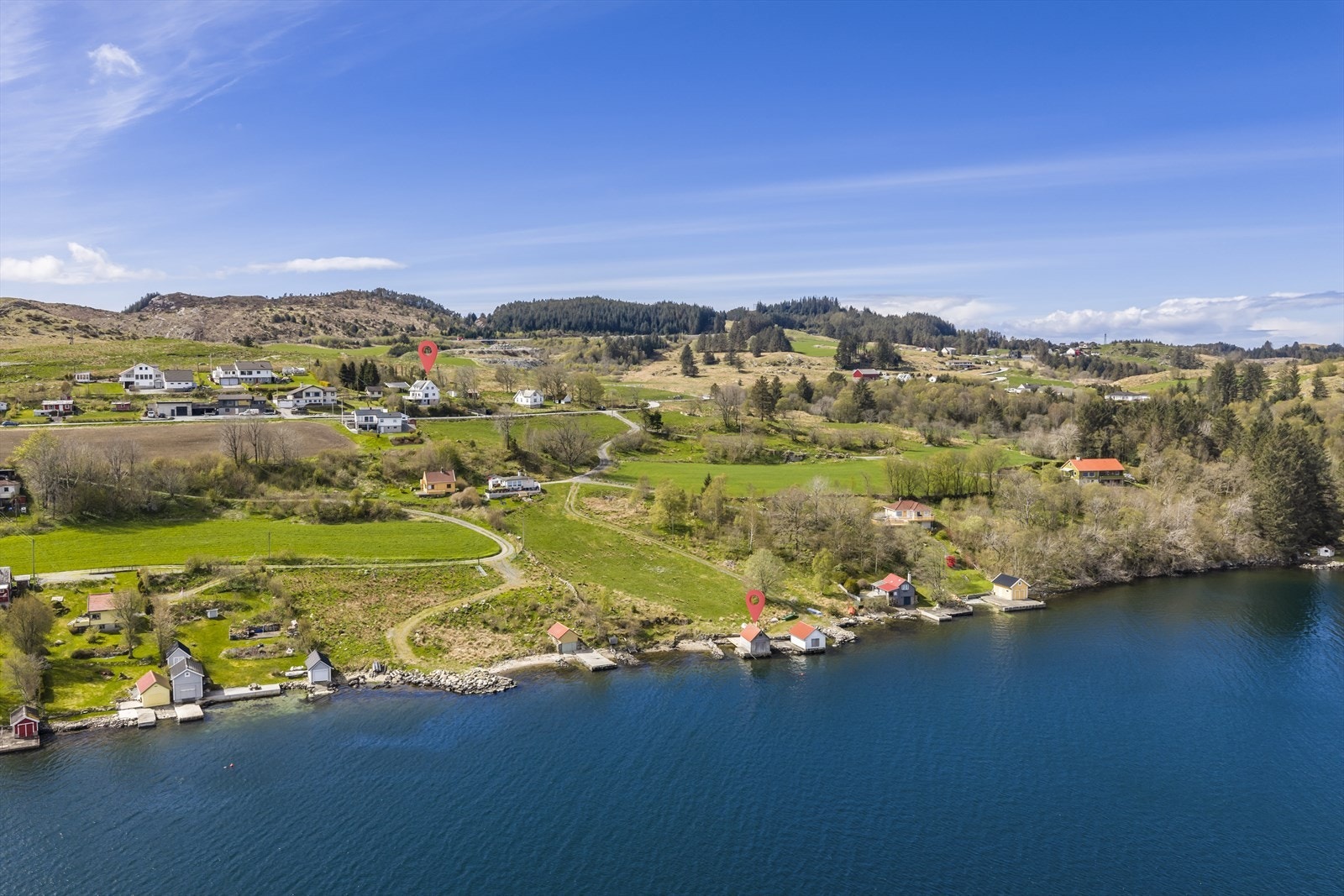 Eiendommen består av to parseller: en med boligen og en med naustet ved fjorden. Galleribilde