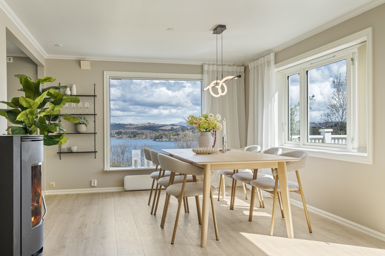 Spisestuen er en naturlig del av oppholdsrommet, med utsikt mot Førresfjorden. Galleribilde