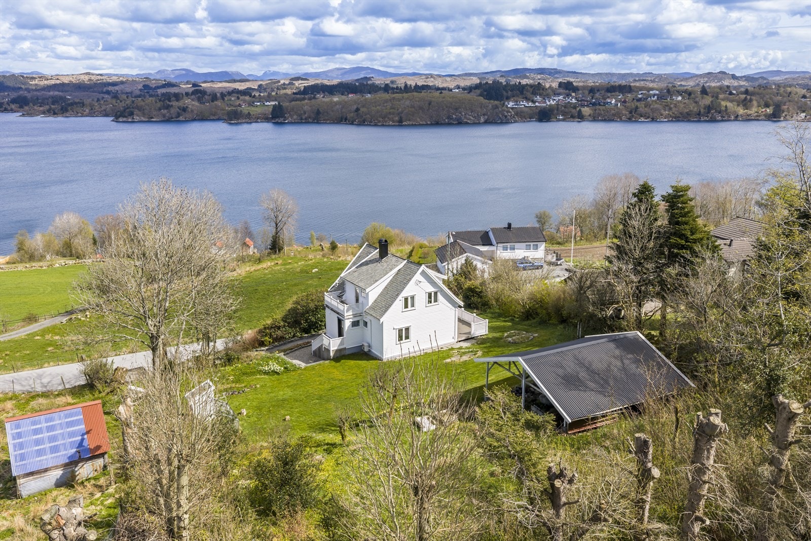 Boligens plassering i landskapet, med Førresfjorden i bakgrunnen. Galleribilde