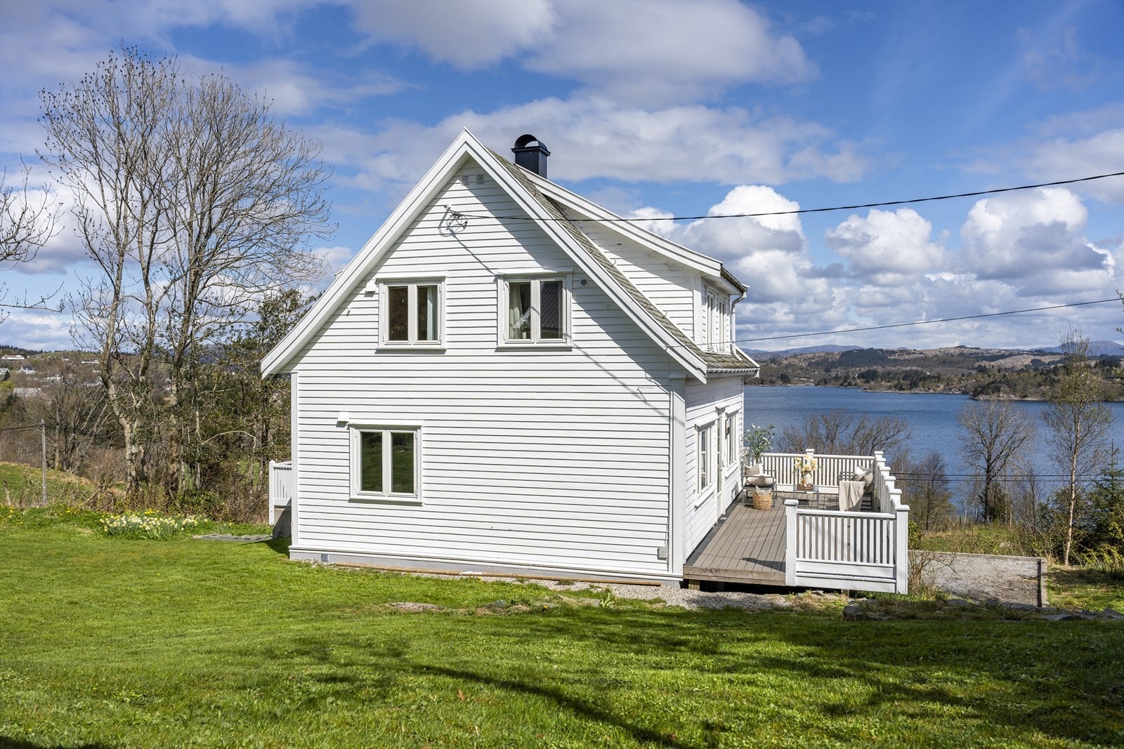 Eneboligen er oppført i 1953 og har en tømret konstruksjon med liggende trekledning. Galleribilde