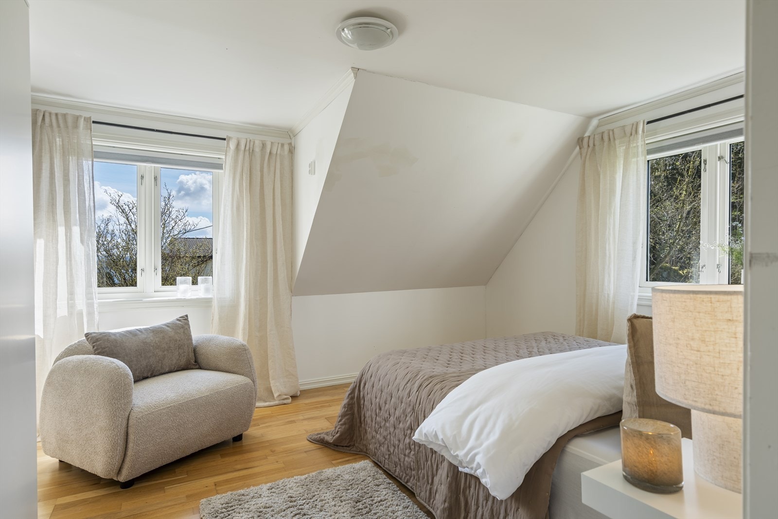 Rommet har vinduer mot to sider, noe som gir gode lysforhold. Galleribilde