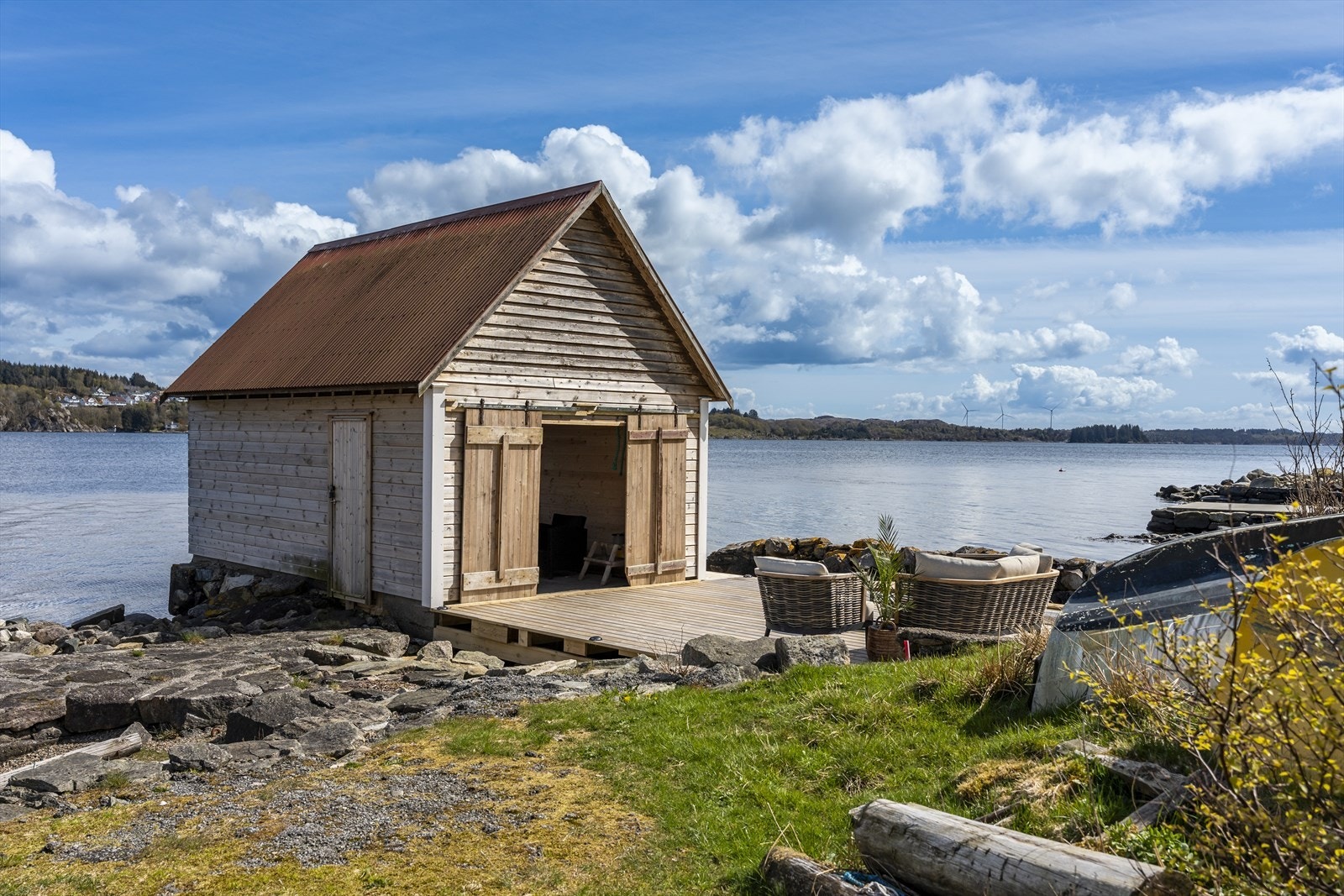 Eiendommen inkluderer et attraktivt område ved Førresfjorden med egen strandlinje, brygge og naust. Galleribilde
