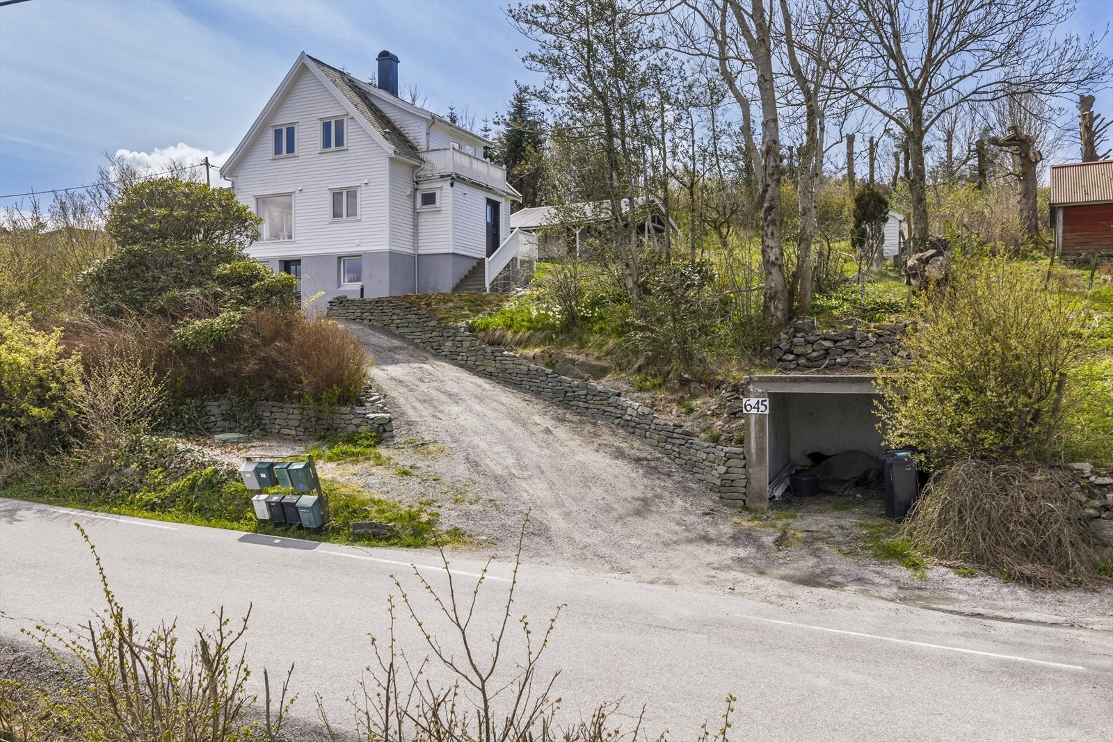 Parkering på egen grunn. Garasje på naboeiendom. Galleribilde